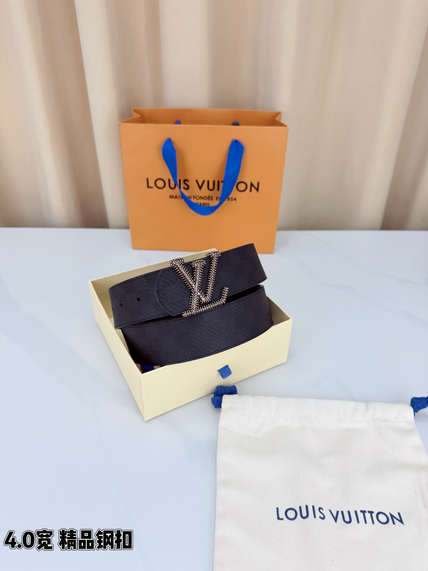 LV路易威登 4.0宽精品钢扣腰带，黑色皮革铺陈十字纹与格纹肌理，暗纹流转间尽是低调奢华。满镶金珠、银珠
