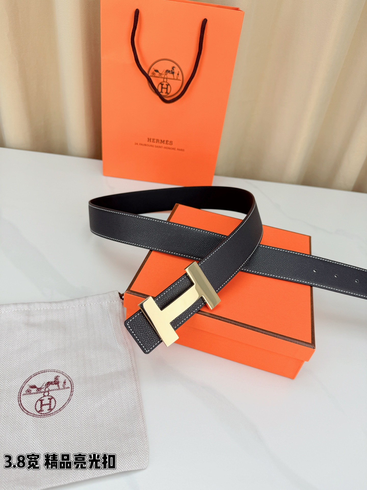Hermès男士腰带，3.8cm宽头层牛皮双面可用，标志性H扣设计，商务休闲皆宜。精选优质皮革，耐磨抗皱