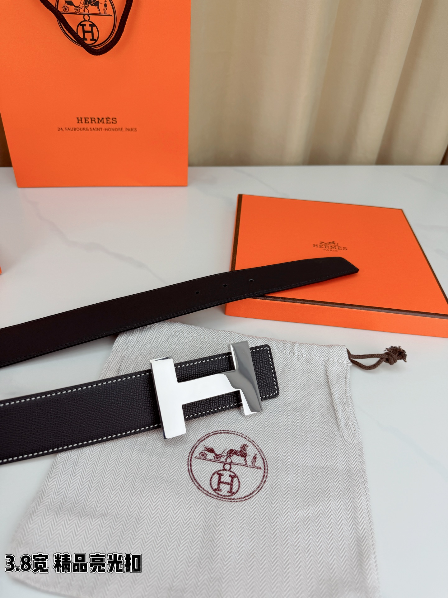 Hermès男士腰带，3.8cm宽头层牛皮双面可用，标志性H扣设计，商务休闲皆宜。精选优质皮革，耐磨抗皱
