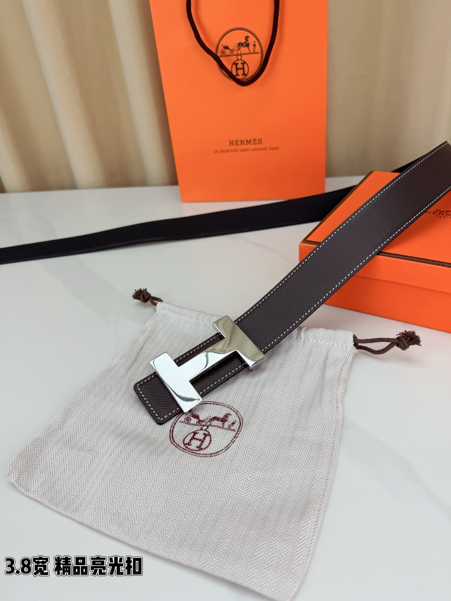Hermès男士腰带，3.8cm宽头层牛皮双面可用，标志性H扣设计，商务休闲皆宜。精选优质皮革，耐磨抗皱