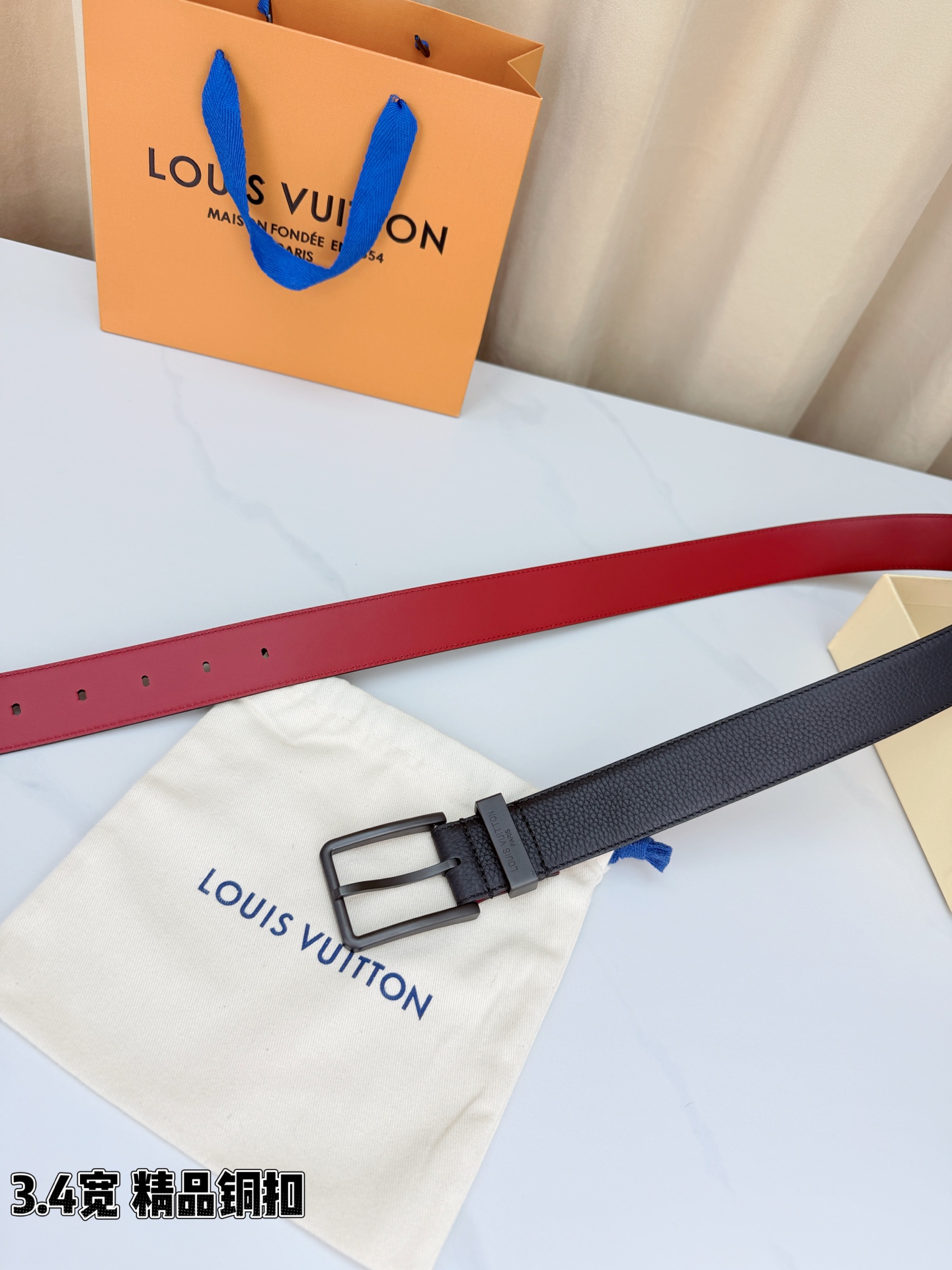 精品3.4宽双面腰带，一面经典黑一面沉稳红，轻松切换多种风格。精选优质牛皮，搭配精品铜扣，质感细腻耐磨。