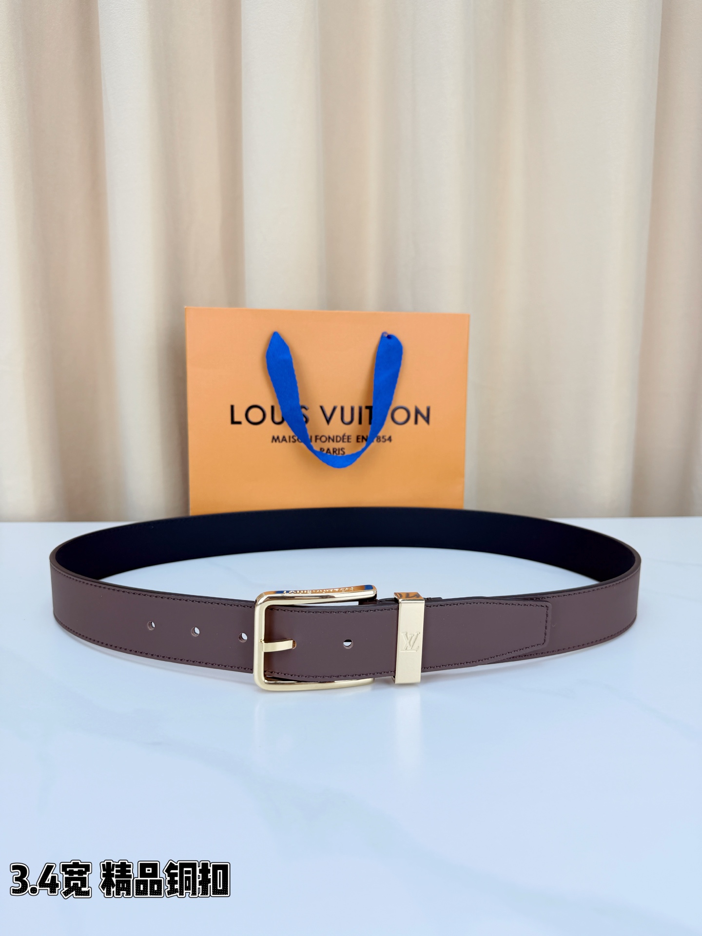 3.4cm黄金宽度，精品铜扣质感出众。双面双色可翻转，百搭造型随心换。经典设计融合现代工艺，彰显男士优雅