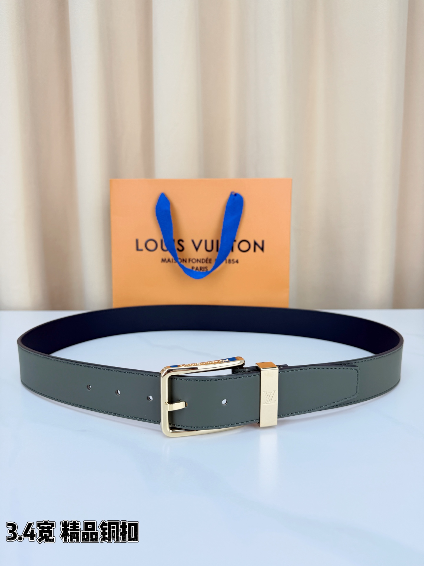 NO:882856,Original order 3.4cm gold width, high-quality copper buckle with outstanding texture. Double-sided and two-color, reversible, versatile shape can be changed at will. Classic design blends with modern technology, showing men's elegant taste, suitable for both business and leisure, the details are full of extraordinary style, belt, gold19860909原单 3.4cm黄金宽度,精品铜扣质感出众.双面双色可翻转,百搭造型随心换.经典设计融合现代工艺,彰显男士优雅品味,商务休闲两相宜,细节处尽显不凡格调,皮带,gold,Belt