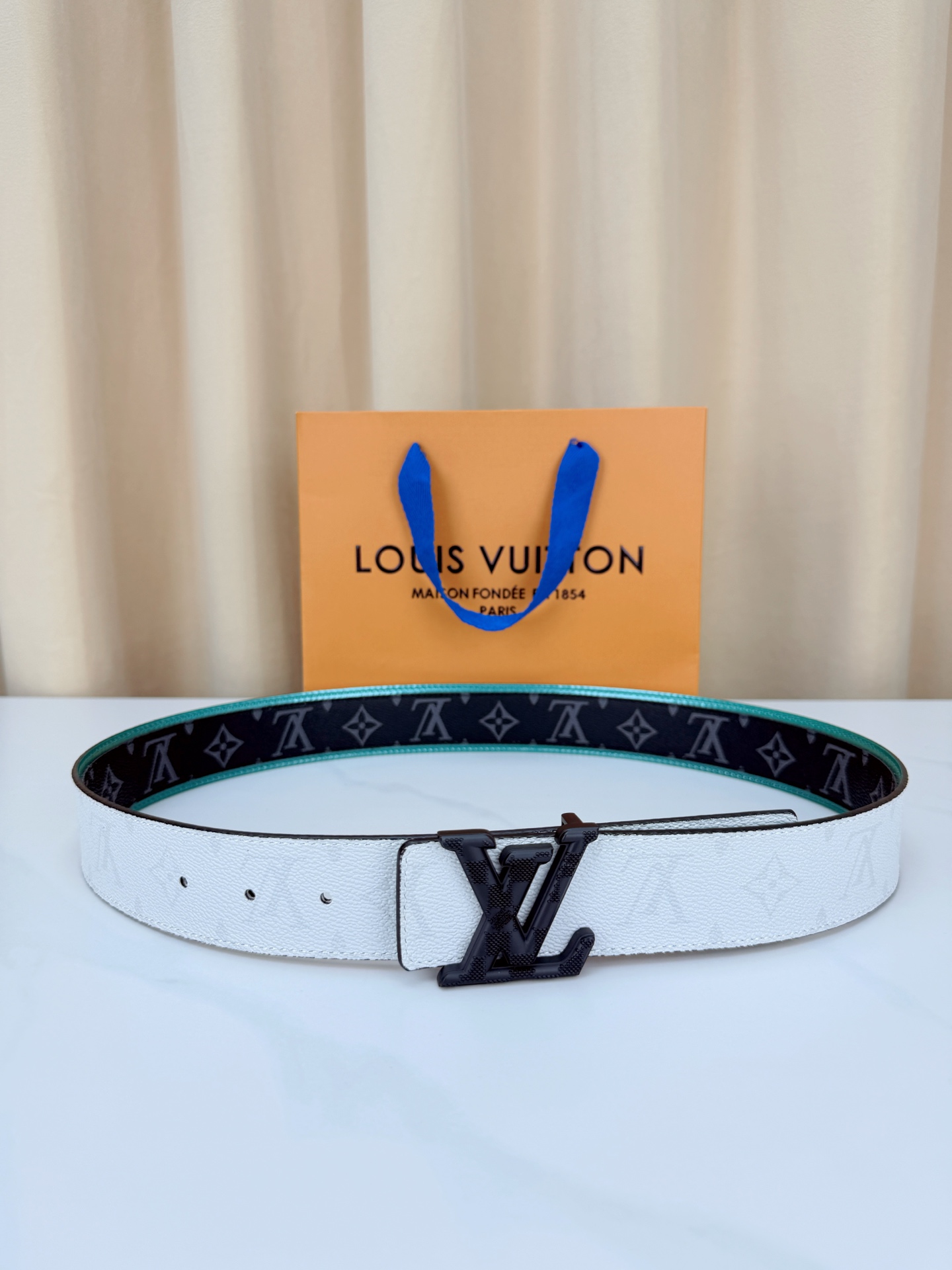 LV 4.0cm双面撞色腰带，一面白色防水料皮高级，一面黑底灰老花低调有品，湖绿饰边点缀潮味十足，立体L
