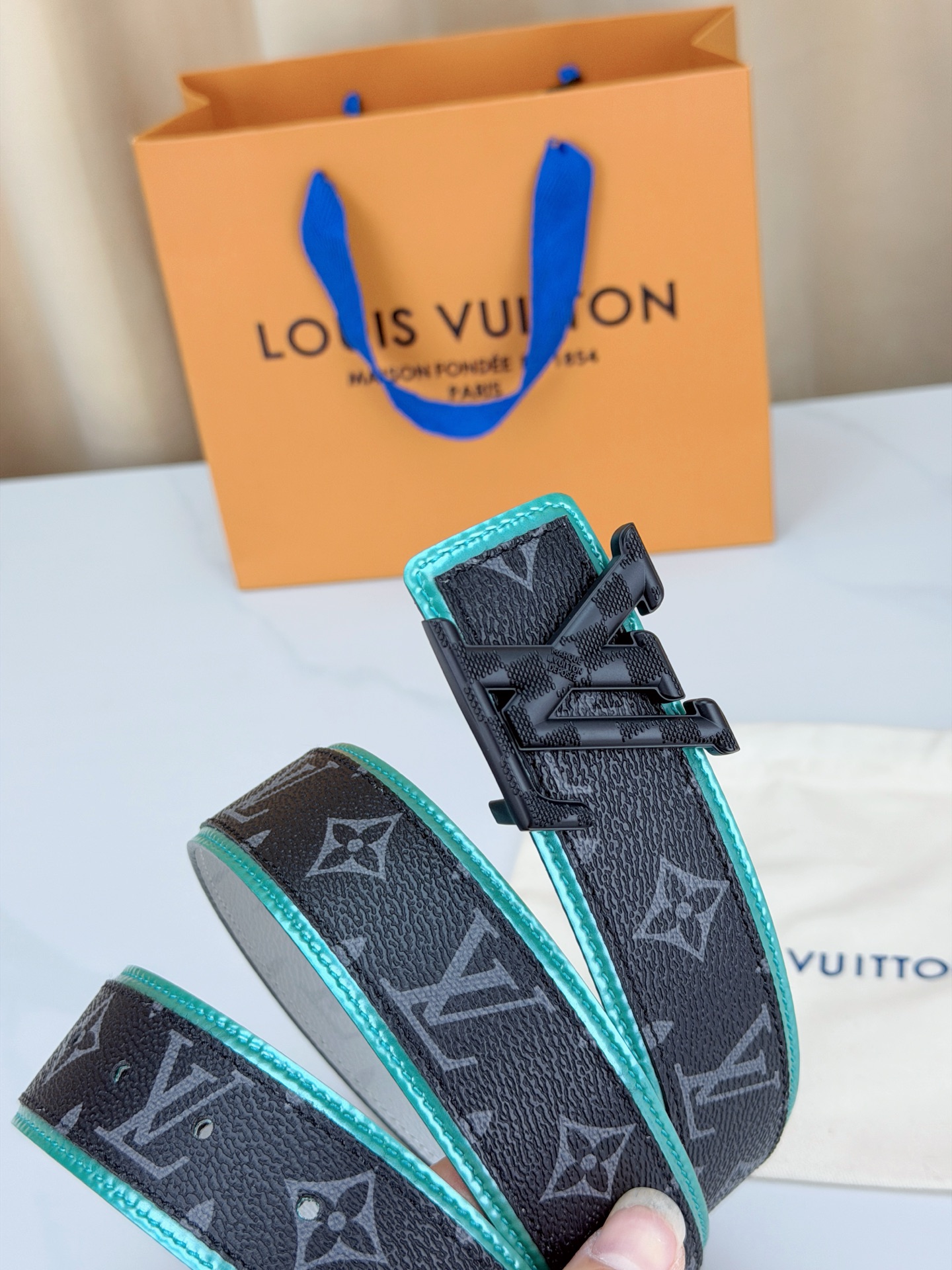 LV 4.0cm双面撞色腰带，一面白色防水料皮高级，一面黑底灰老花低调有品，湖绿饰边点缀潮味十足，立体L