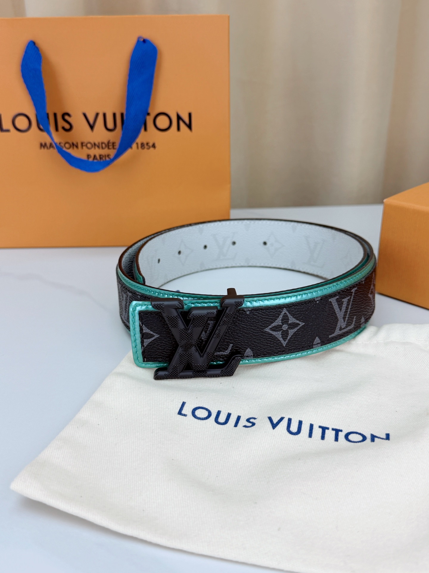 LV 4.0cm双面撞色腰带，一面白色防水料皮高级，一面黑底灰老花低调有品，湖绿饰边点缀潮味十足，立体L