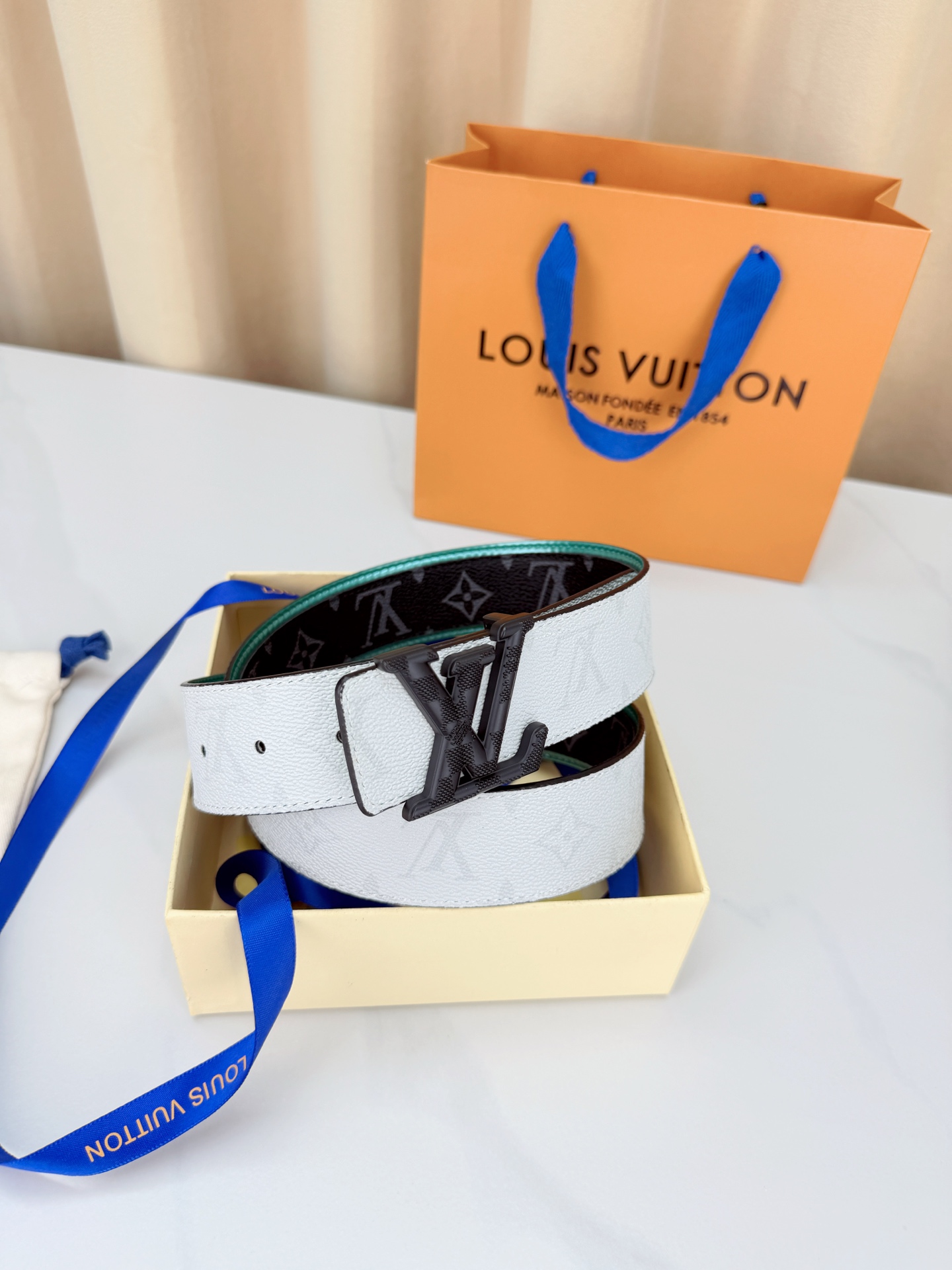LV 4.0cm双面撞色腰带，一面白色防水料皮高级，一面黑底灰老花低调有品，湖绿饰边点缀潮味十足，立体L