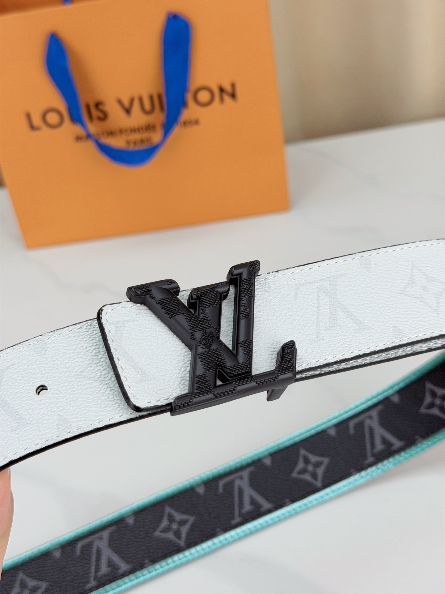 LV 4.0cm双面撞色腰带，一面白色防水料皮高级，一面黑底灰老花低调有品，湖绿饰边点缀潮味十足，立体L