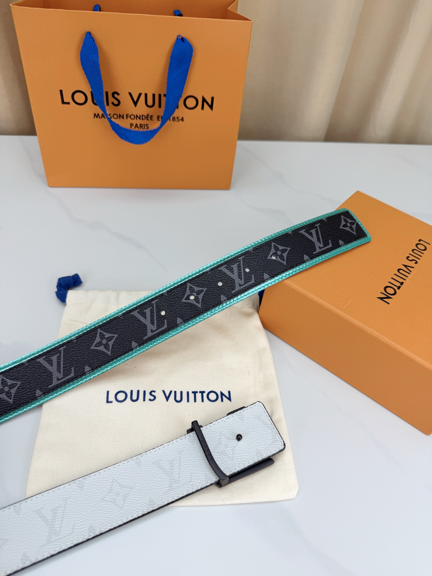 LV 4.0cm双面撞色腰带，一面白色防水料皮高级，一面黑底灰老花低调有品，湖绿饰边点缀潮味十足，立体L
