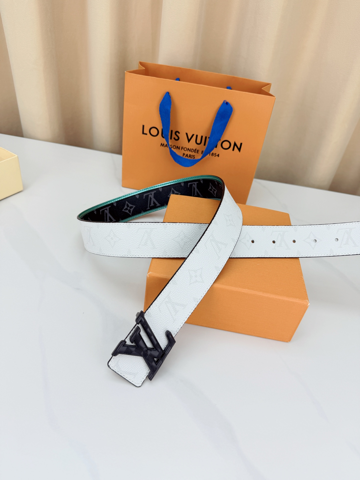 LV 4.0cm双面撞色腰带，一面白色防水料皮高级，一面黑底灰老花低调有品，湖绿饰边点缀潮味十足，立体L