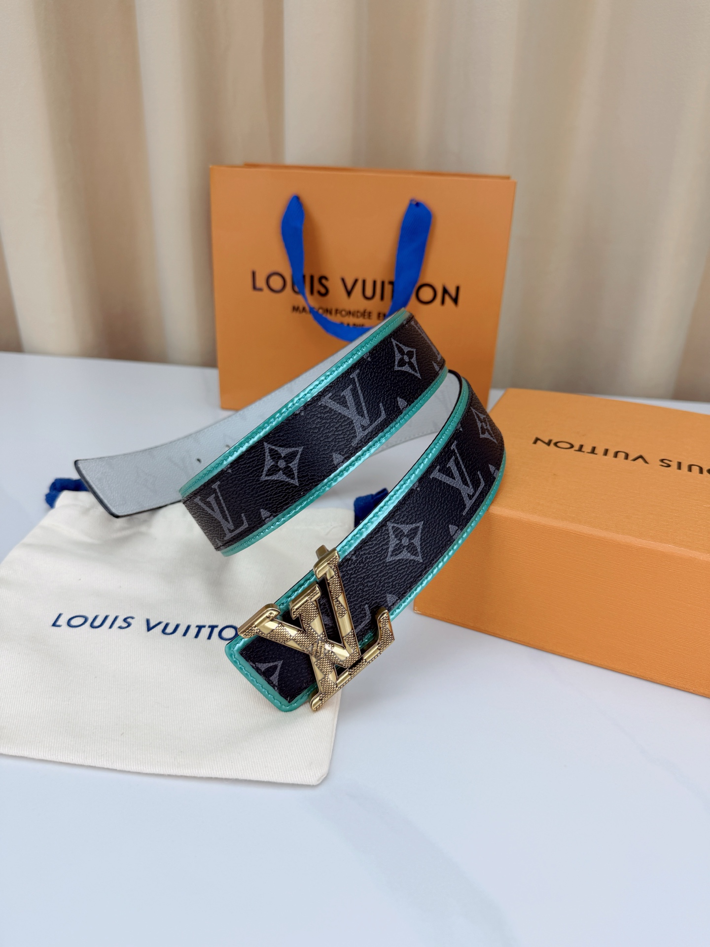 LV 4.0cm双面撞色腰带，一面白色防水料皮高级，一面黑底灰老花低调有品，湖绿饰边点缀潮味十足，立体L
