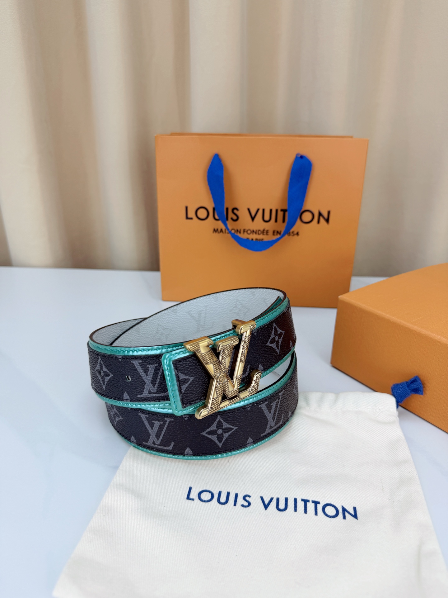 LV 4.0cm双面撞色腰带，一面白色防水料皮高级，一面黑底灰老花低调有品，湖绿饰边点缀潮味十足，立体L