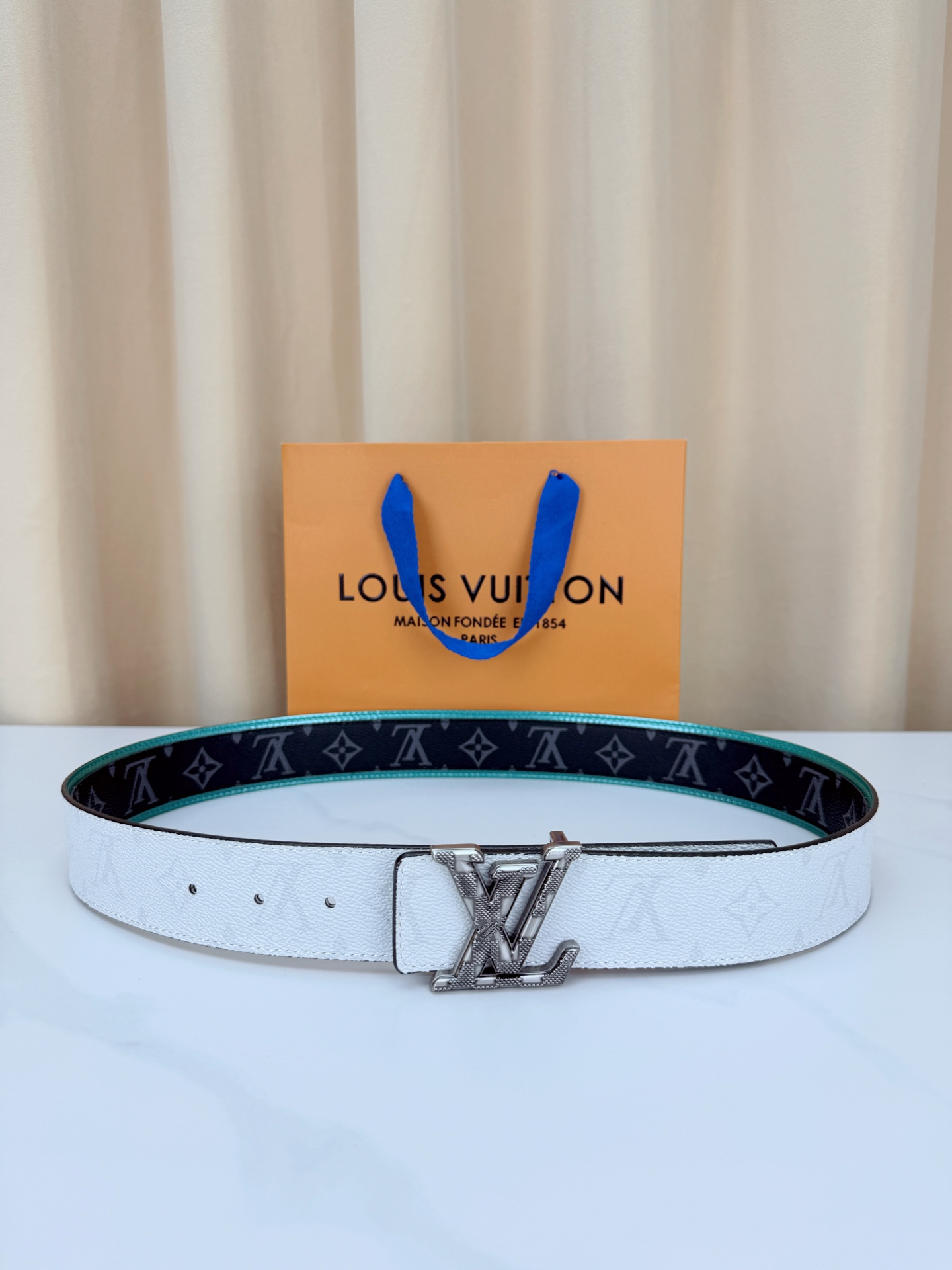 NO:882850,The original item is 4.0cm wide and luxurious, and the double-sided style can be switched at will. The pure white side is pure and elegant, and the dark pattern side is deep and classic. It is matched with a three-dimensional LV buckle to show an extraordinary aura on the waist. It is not only an accessory, but also a taste statement, making every appearance shine with confidence. The wide one is calm, the luxurious one is extraordinary, belt, louis vuitton19860909原单 4.0cm加宽奢雅,双面格调随心切换.纯白一面纯净优雅,暗纹一面深邃经典,搭配立体LV扣饰,于腰间彰显不凡气场.不仅是配饰,更是品味宣言,让每一次出场都自信闪耀.宽者从容,奢而不凡,皮带,louis vuitton,Belt