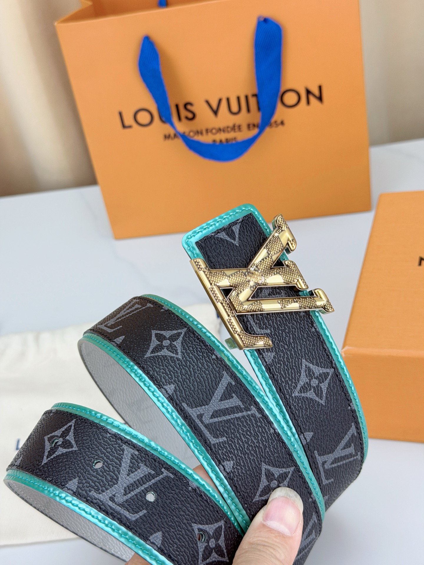 LV 4.0cm双面撞色腰带，一面白色防水料皮高级，一面黑底灰老花低调有品，湖绿饰边点缀潮味十足，立体L