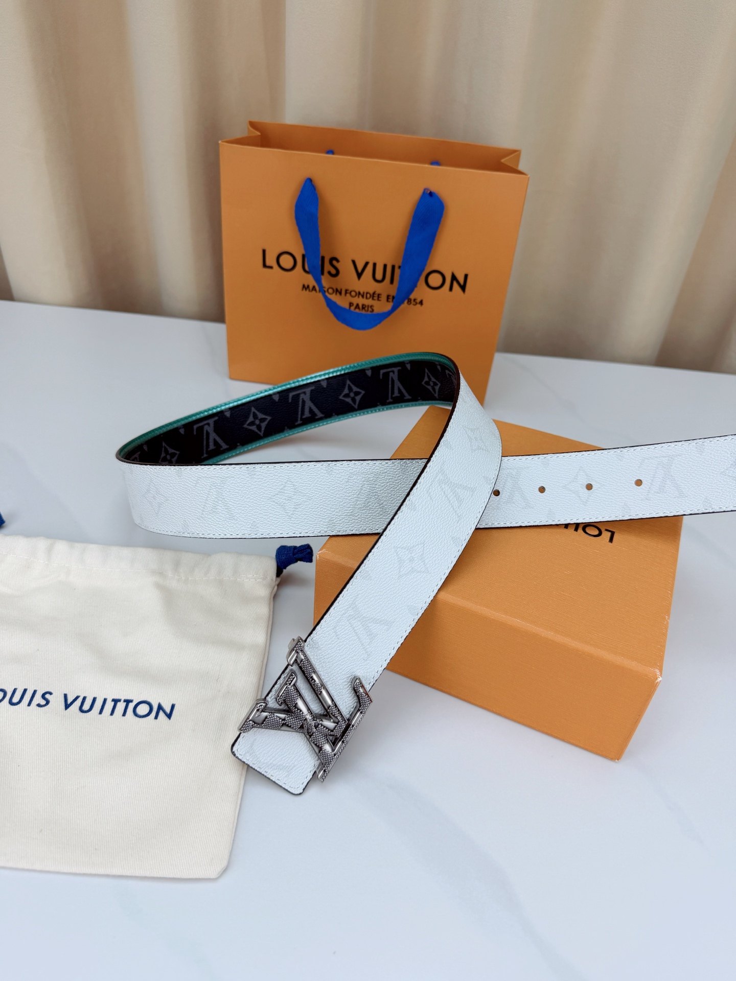LV 4.0cm双面撞色腰带，一面白色防水料皮高级，一面黑底灰老花低调有品，湖绿饰边点缀潮味十足，立体L