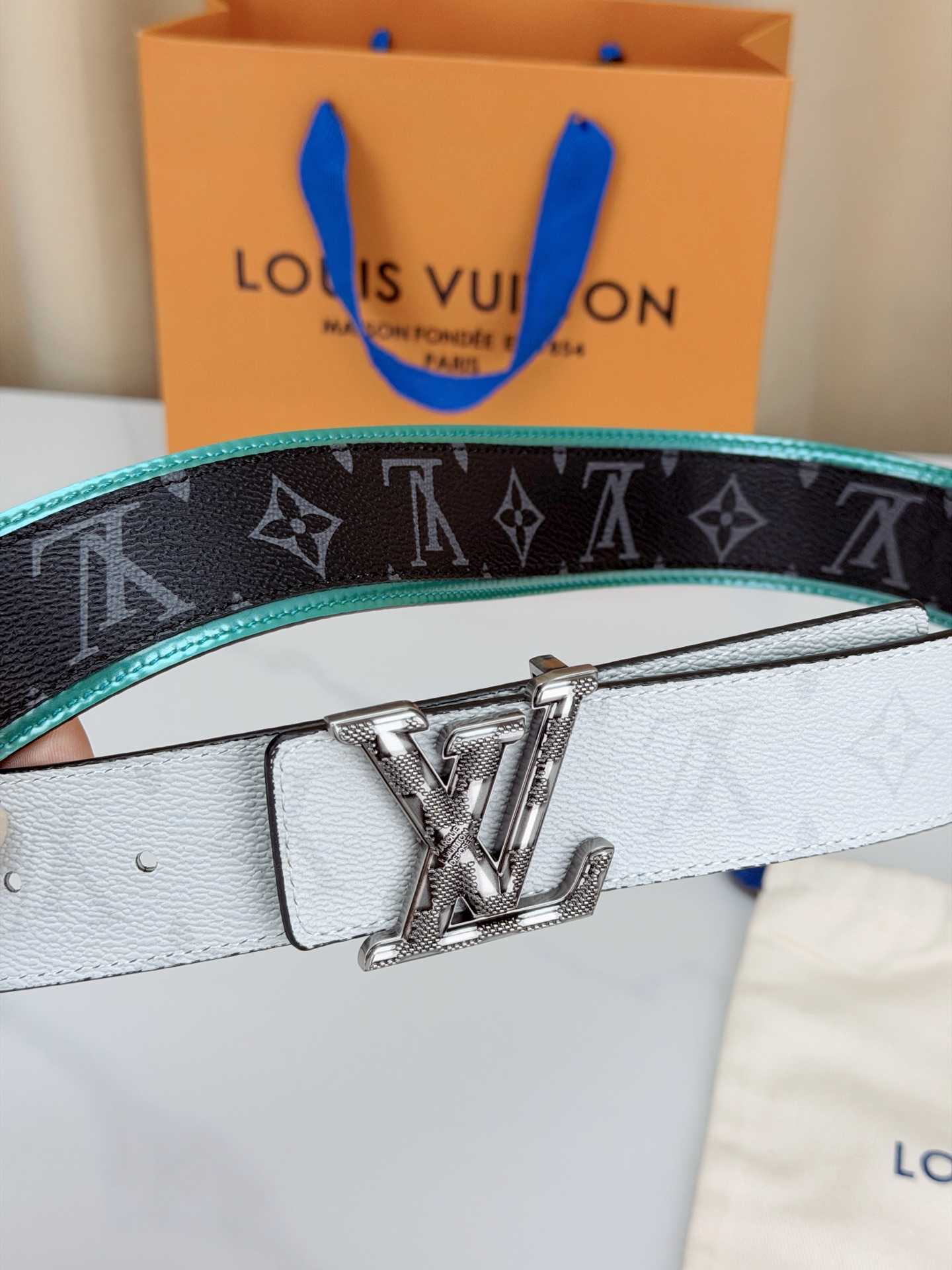 LV 4.0cm双面撞色腰带，一面白色防水料皮高级，一面黑底灰老花低调有品，湖绿饰边点缀潮味十足，立体L