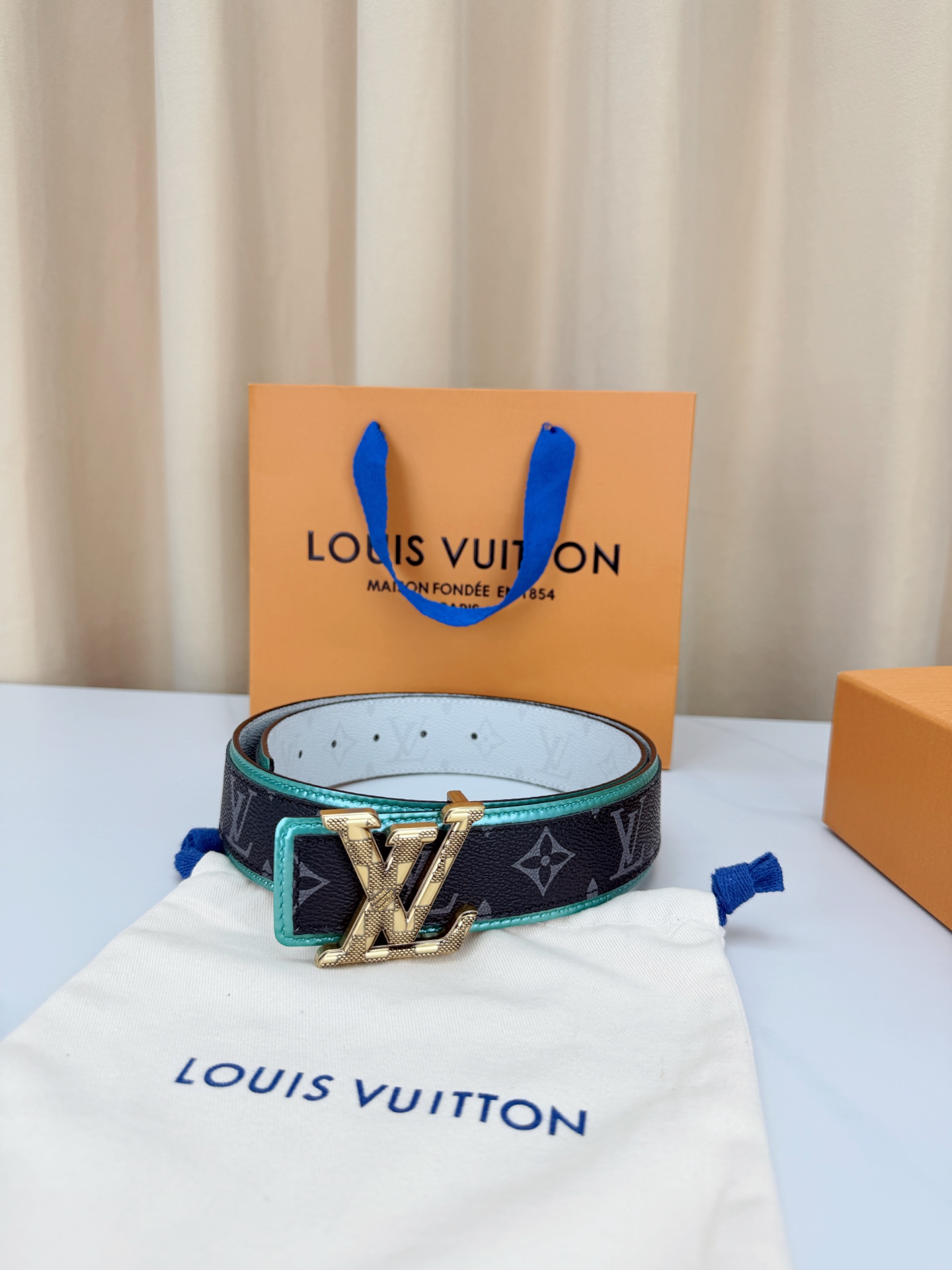 LV 4.0cm双面撞色腰带，一面白色防水料皮高级，一面黑底灰老花低调有品，湖绿饰边点缀潮味十足，立体L