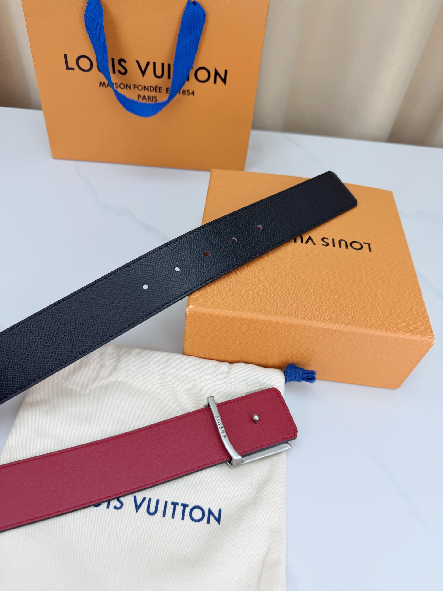 4.0cm宽奢品腰带，深蓝配酒红双面皮，一面沉稳一面热烈。经典LV扣饰，金色奢华、银色摩登、黑色酷飒，随