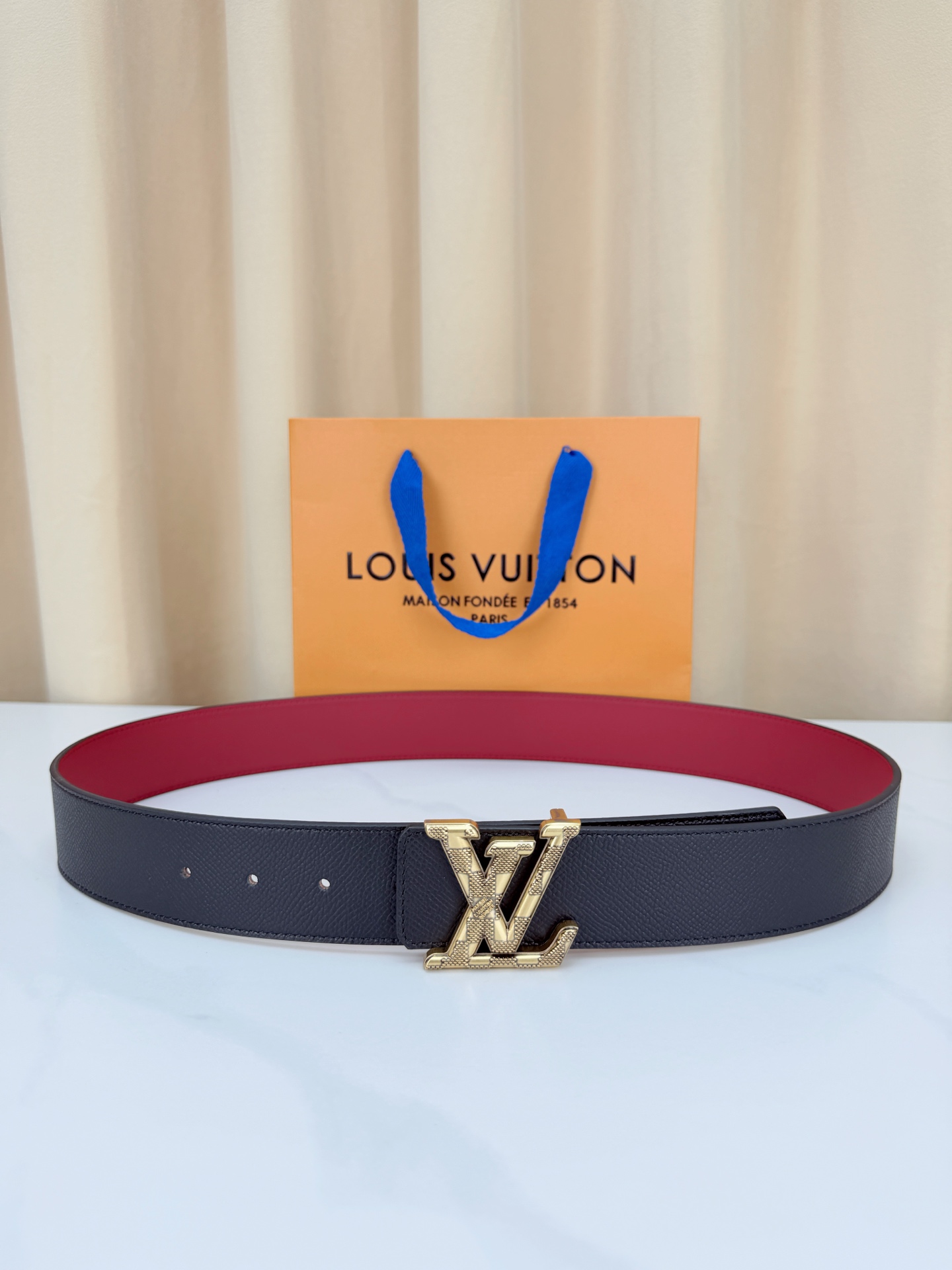 NO:882853,Original order 4.0cm wide luxury belt, dark blue and burgundy double-sided leather, one side is calm and the other is passionate. Classic LV buckle, gold luxury, silver modern, black cool, switch at will. Seiko texture, tied at the waistline, showing extraordinary style and calmness, belt, louis vuitton19860909原单 4.0cm宽奢品腰带,深蓝配酒红双面皮,一面沉稳一面热烈.经典LV扣饰,金色奢华、银色摩登、黑色酷飒,随心切换.精工质感,系出腰线,彰显不凡格调与从容气度,皮带,louis vuitton,Belt