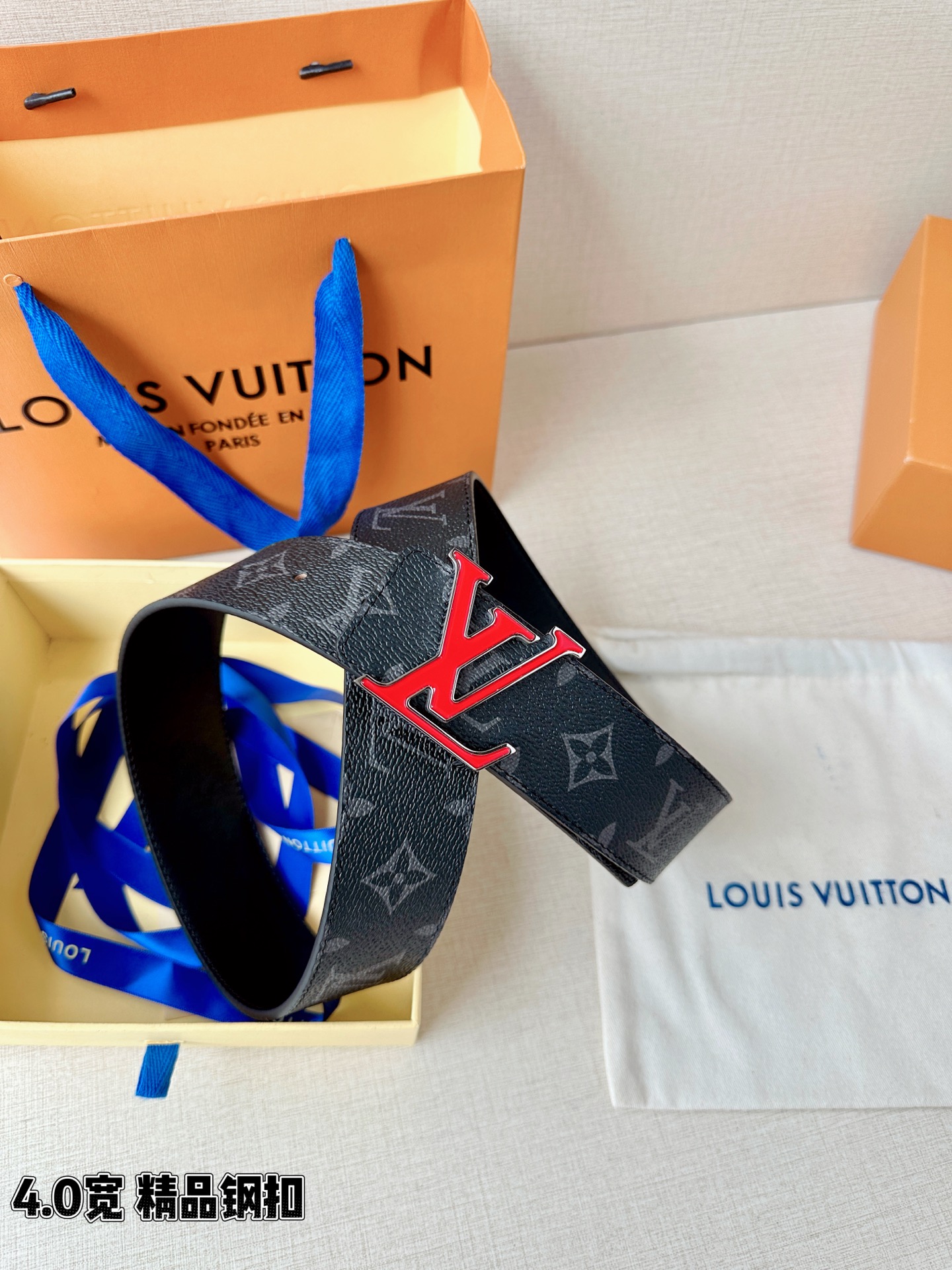 路易威登经典老花腰带，4.0cm宽版版型，精品钢扣镶嵌红色珐琅LV标识，双面设计（老花涂层帆布/细腻平纹