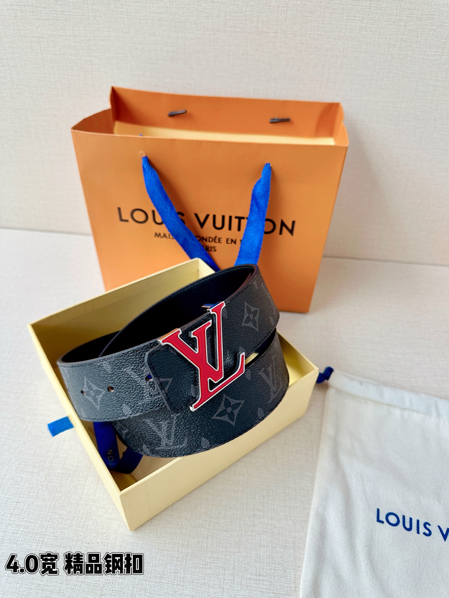 路易威登经典老花腰带，4.0cm宽版版型，精品钢扣镶嵌红色珐琅LV标识，双面设计（老花涂层帆布/细腻平纹