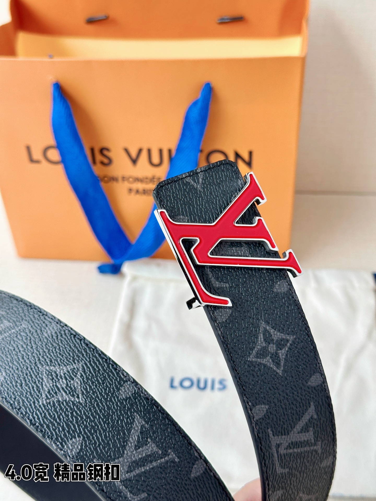 路易威登经典老花腰带，4.0cm宽版版型，精品钢扣镶嵌红色珐琅LV标识，双面设计（老花涂层帆布/细腻平纹