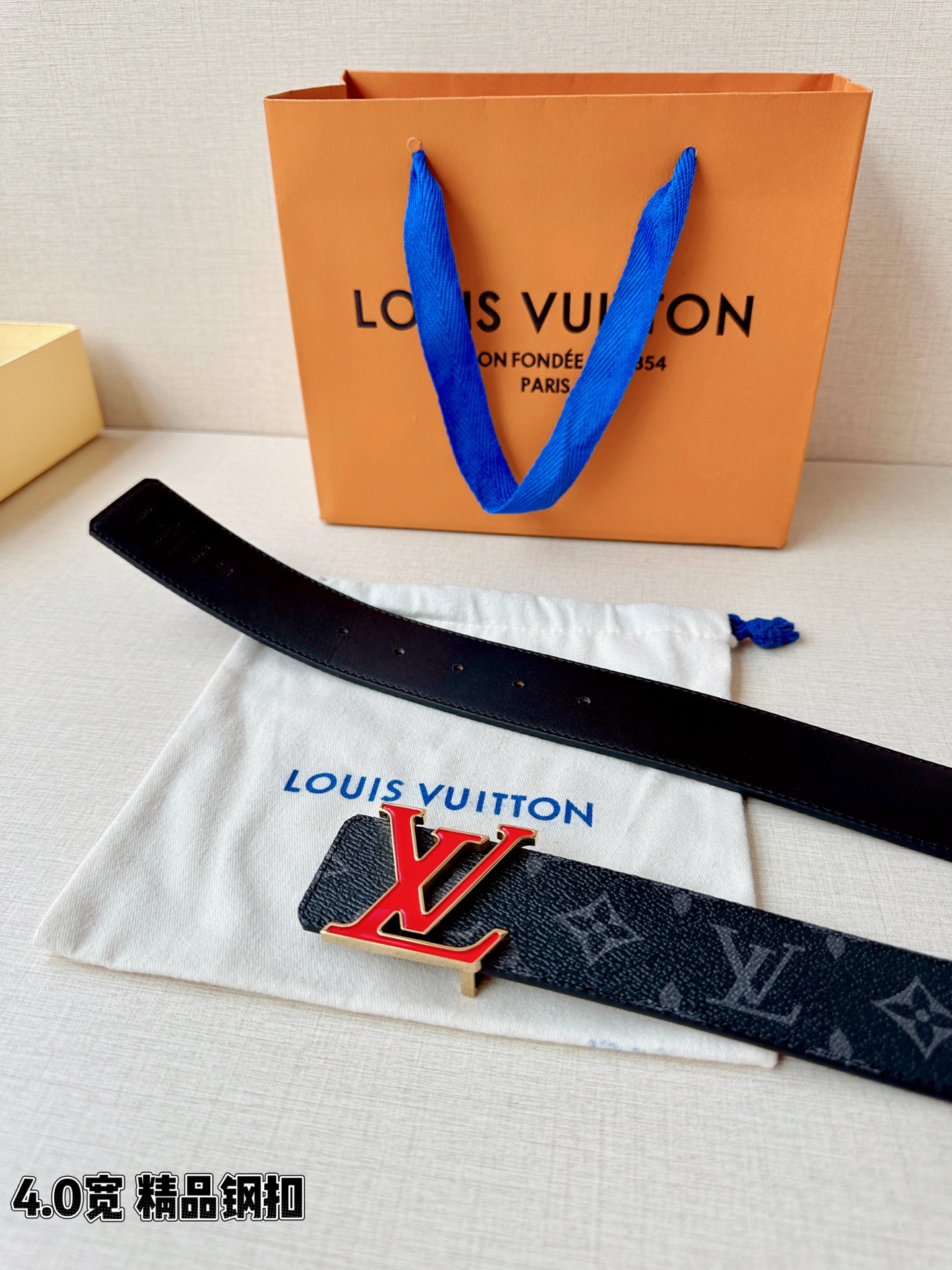 路易威登经典老花腰带，4.0cm宽版版型，精品钢扣镶嵌红色珐琅LV标识，双面设计（老花涂层帆布/细腻平纹