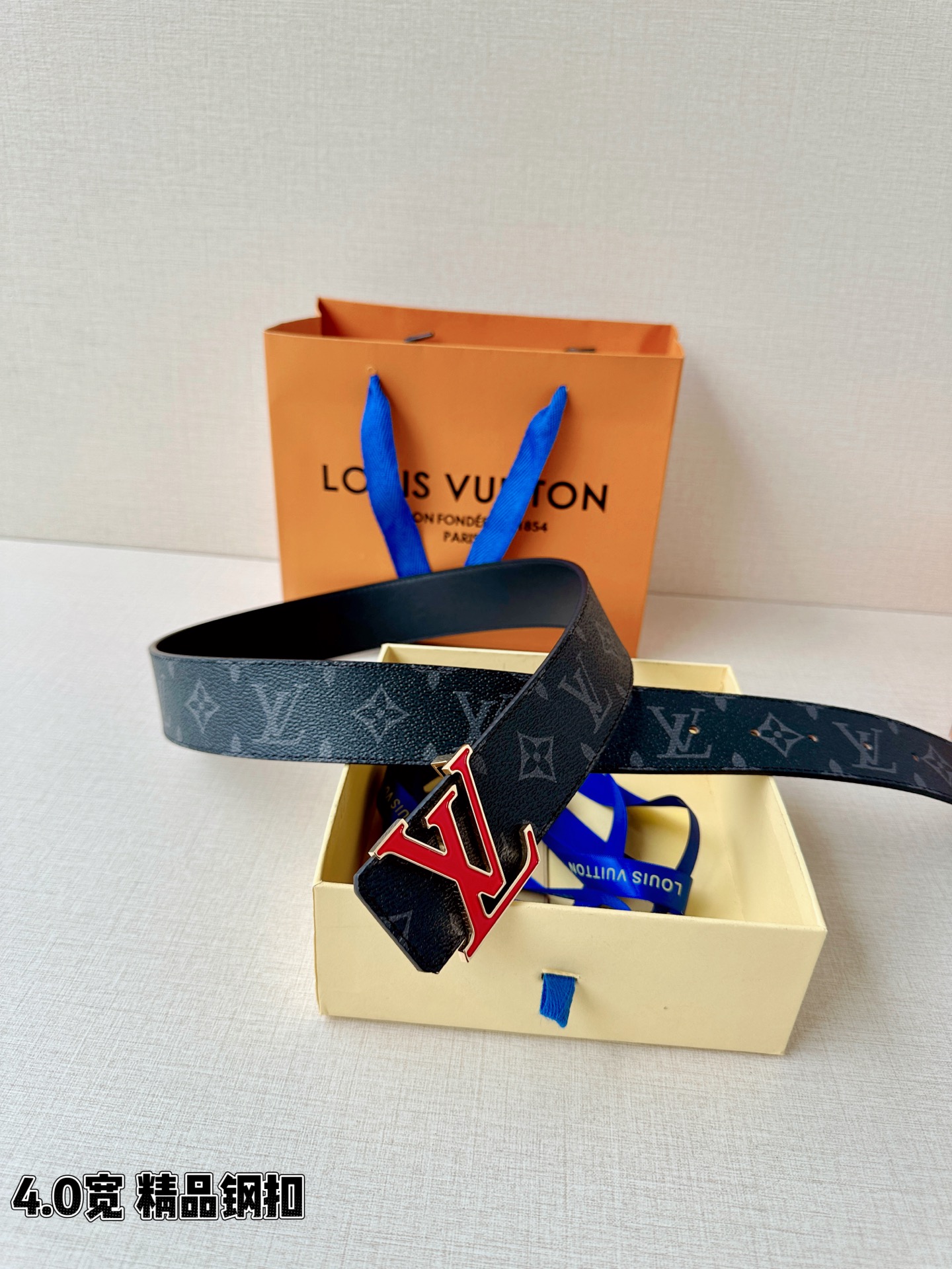 路易威登经典老花腰带，4.0cm宽版版型，精品钢扣镶嵌红色珐琅LV标识，双面设计（老花涂层帆布/细腻平纹