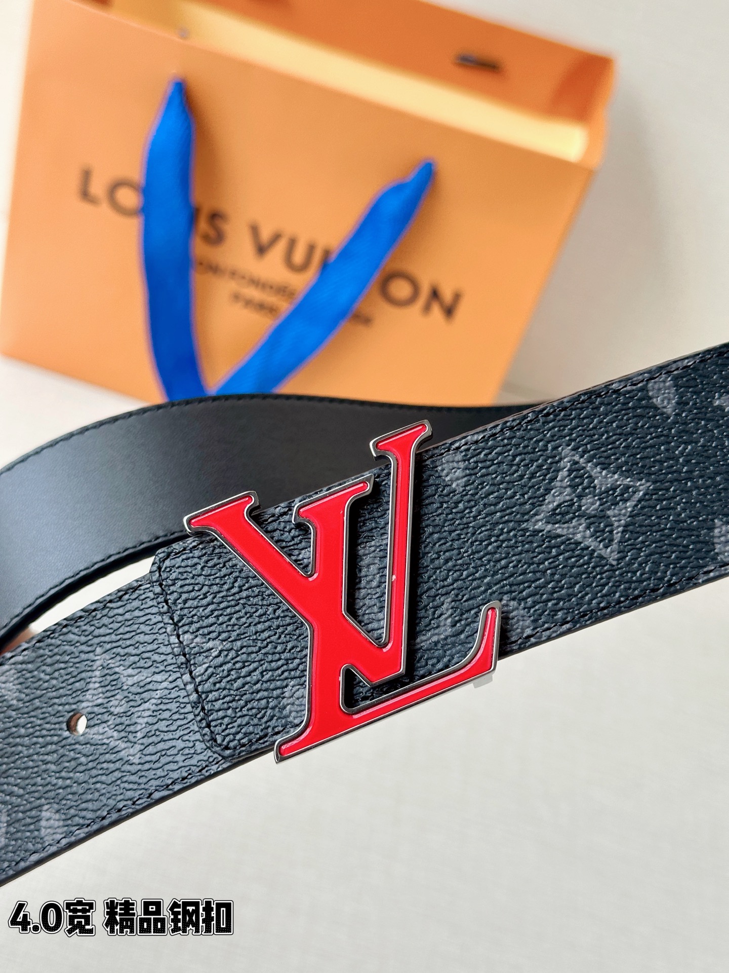 路易威登经典老花腰带，4.0cm宽版版型，精品钢扣镶嵌红色珐琅LV标识，双面设计（老花涂层帆布/细腻平纹