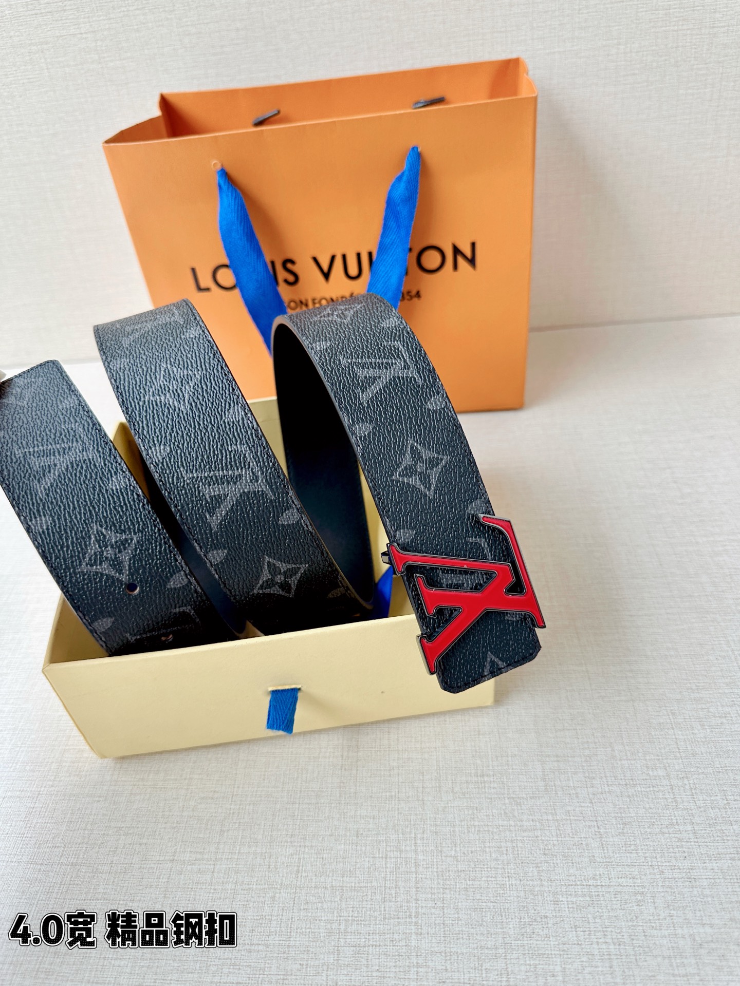 路易威登经典老花腰带，4.0cm宽版版型，精品钢扣镶嵌红色珐琅LV标识，双面设计（老花涂层帆布/细腻平纹