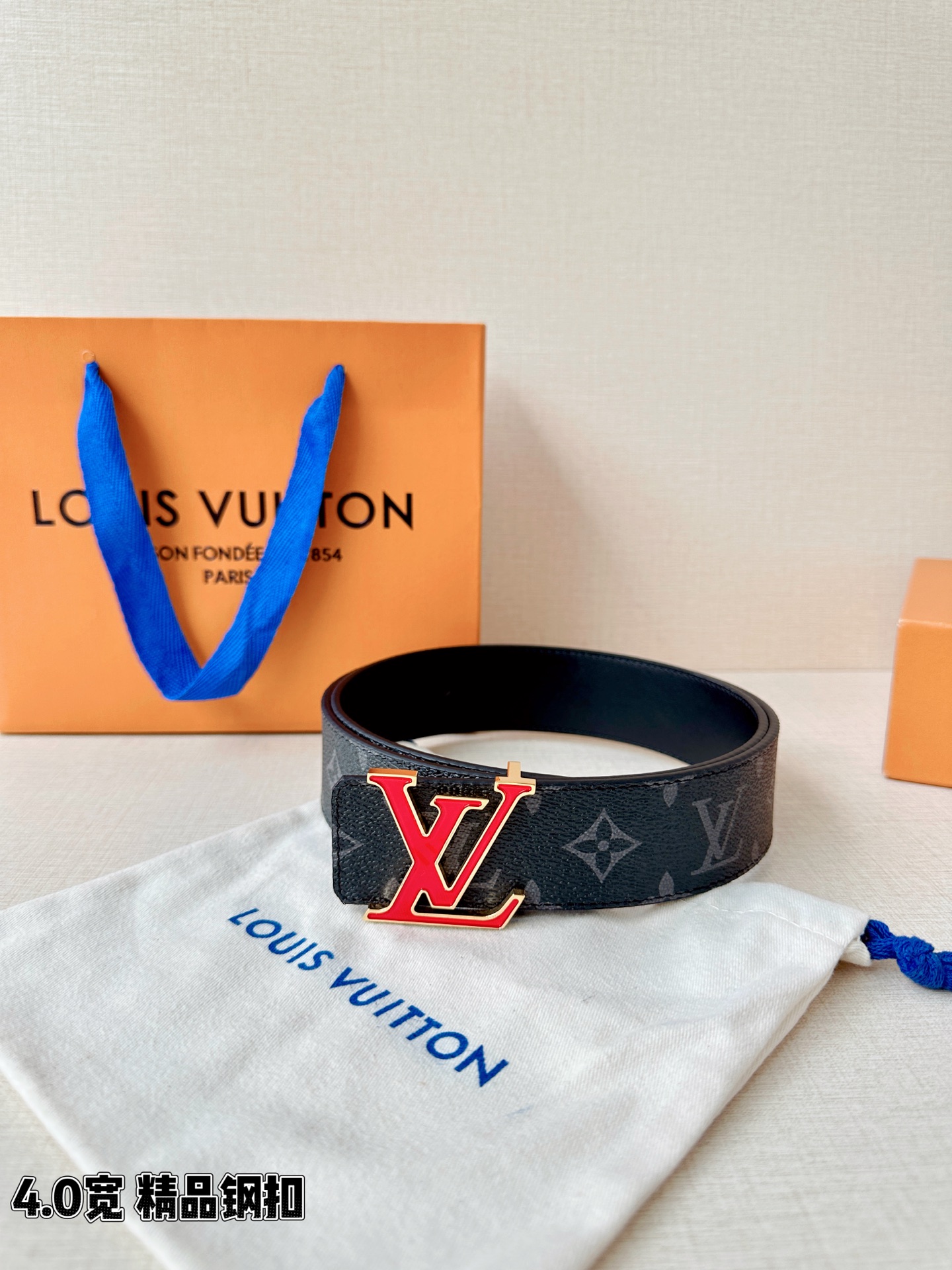 路易威登经典老花腰带，4.0cm宽版版型，精品钢扣镶嵌红色珐琅LV标识，双面设计（老花涂层帆布/细腻平纹