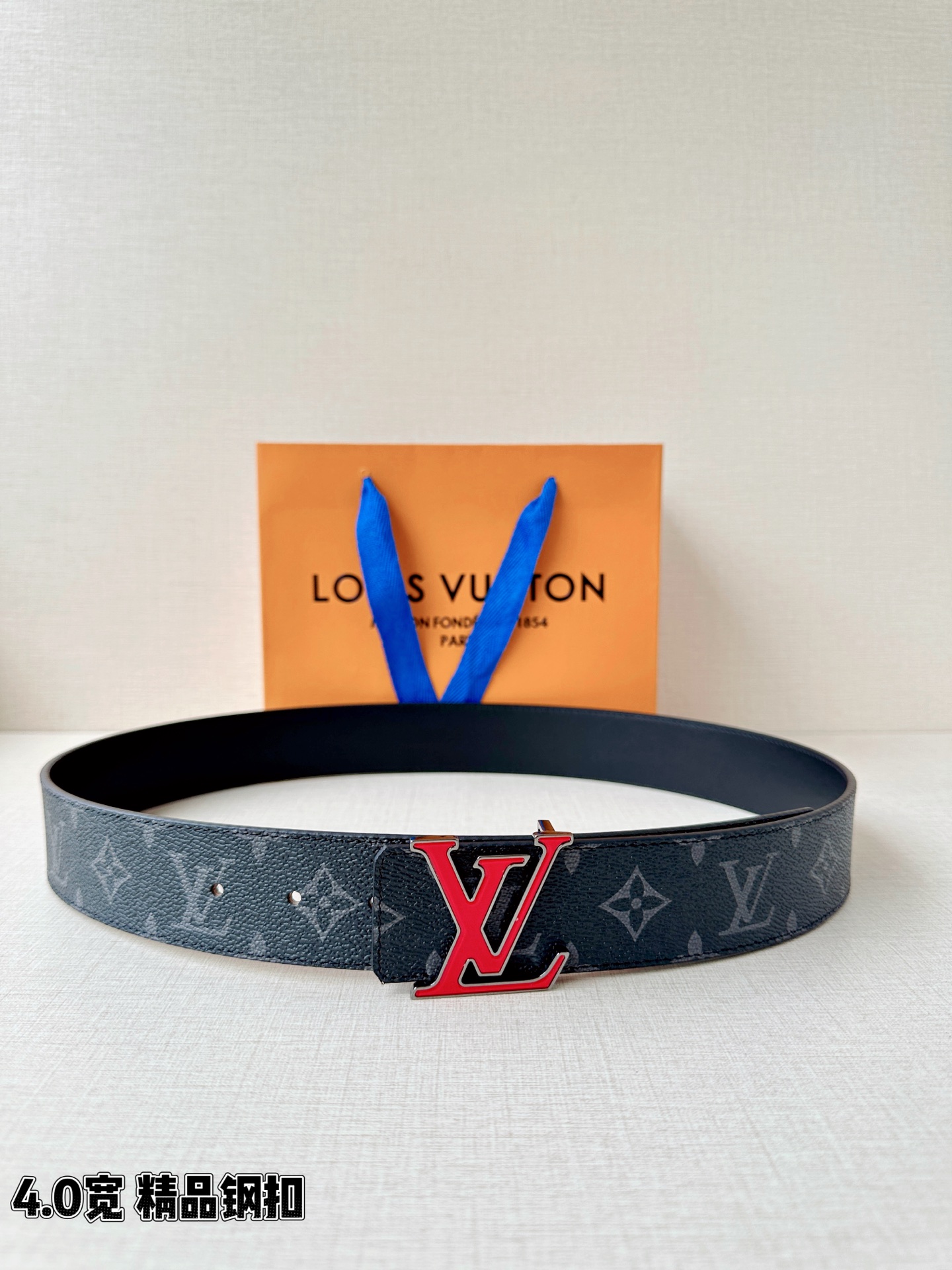 路易威登经典老花腰带，4.0cm宽版版型，精品钢扣镶嵌红色珐琅LV标识，双面设计（老花涂层帆布/细腻平纹
