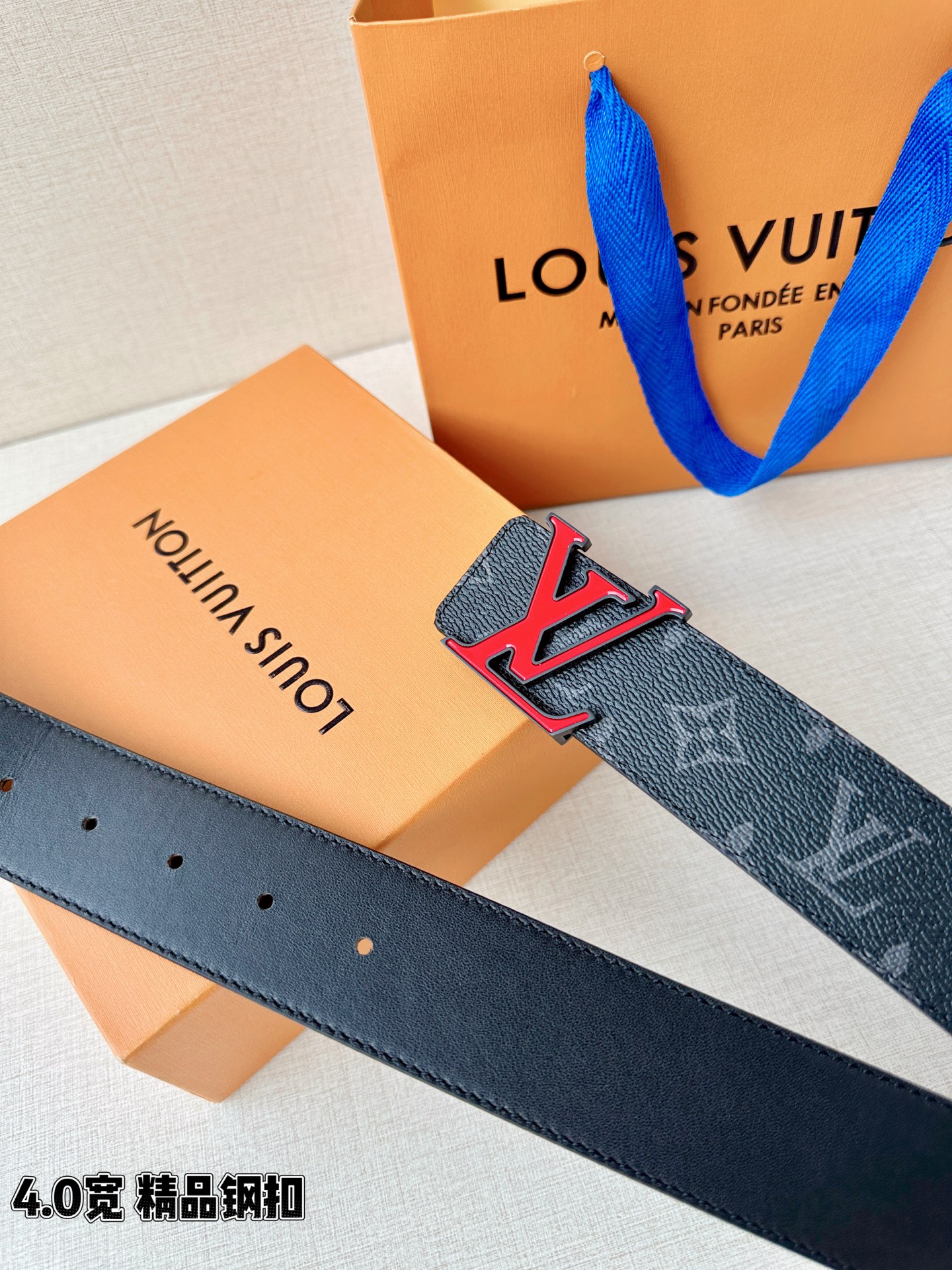 路易威登经典老花腰带，4.0cm宽版版型，精品钢扣镶嵌红色珐琅LV标识，双面设计（老花涂层帆布/细腻平纹