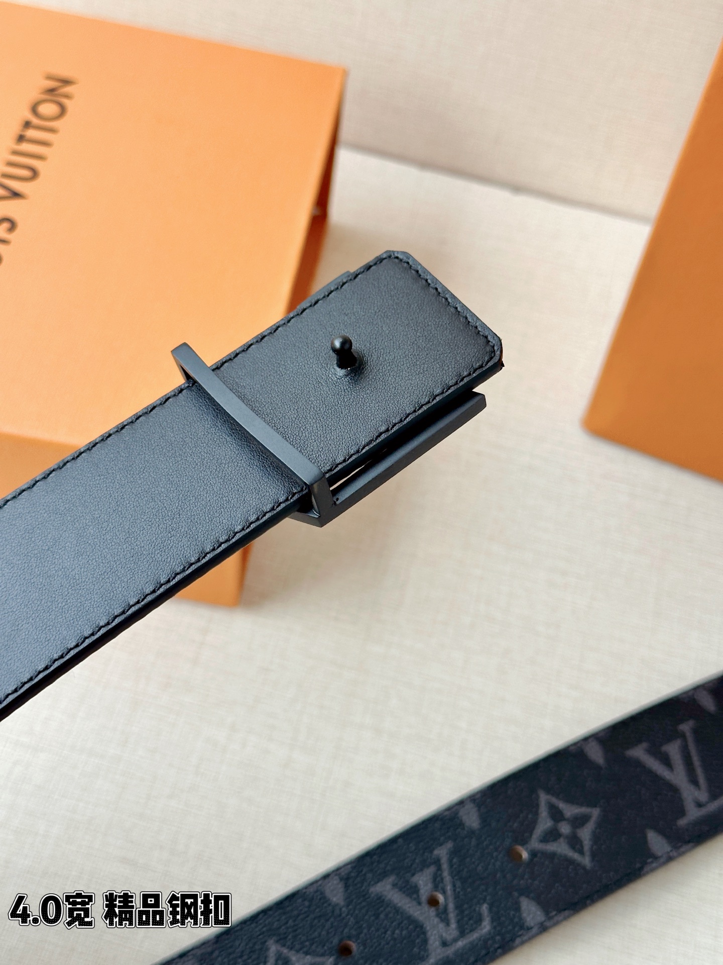 路易威登经典老花腰带，4.0cm宽版版型，精品钢扣镶嵌红色珐琅LV标识，双面设计（老花涂层帆布/细腻平纹