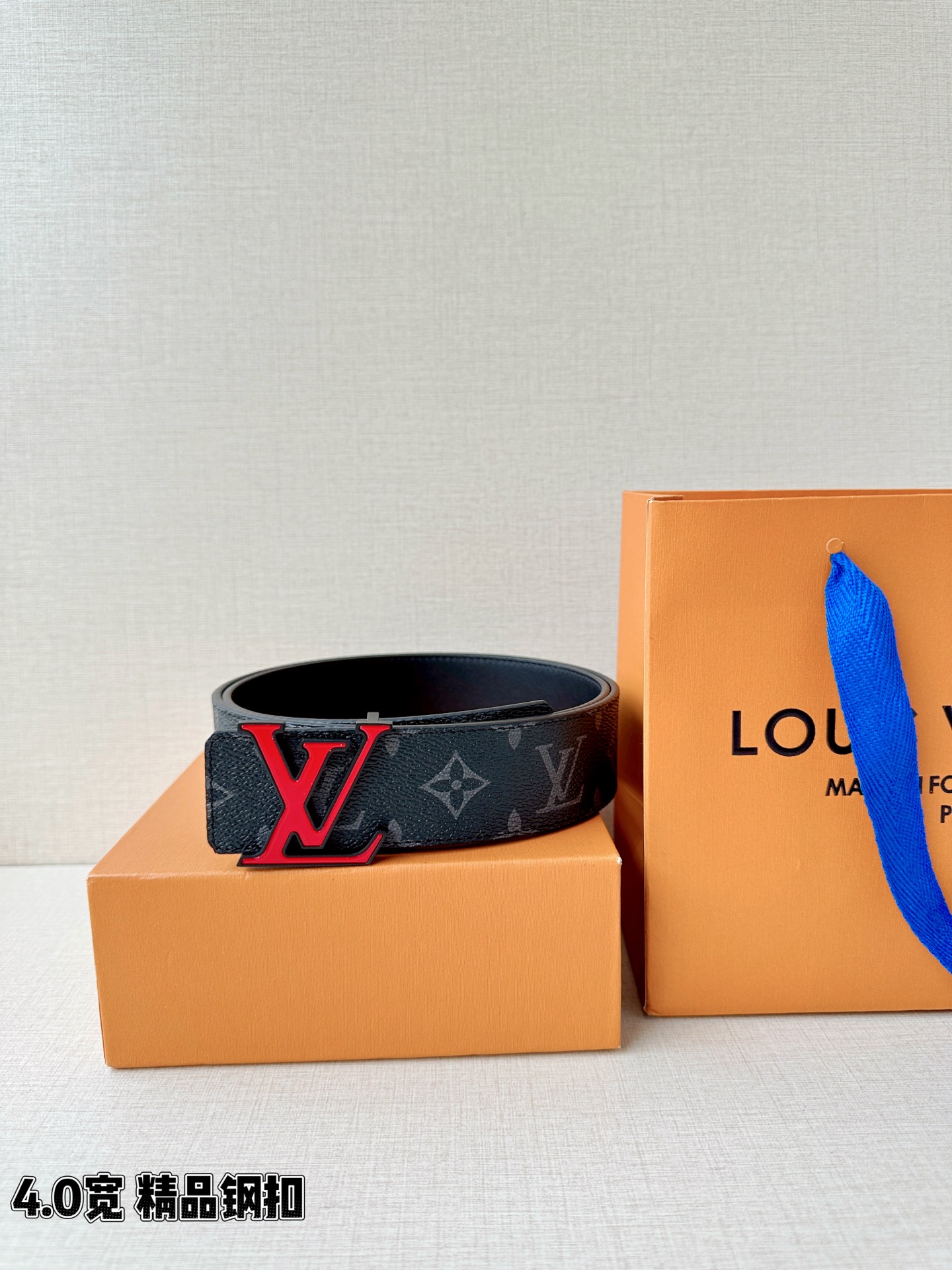 路易威登经典老花腰带，4.0cm宽版版型，精品钢扣镶嵌红色珐琅LV标识，双面设计（老花涂层帆布/细腻平纹