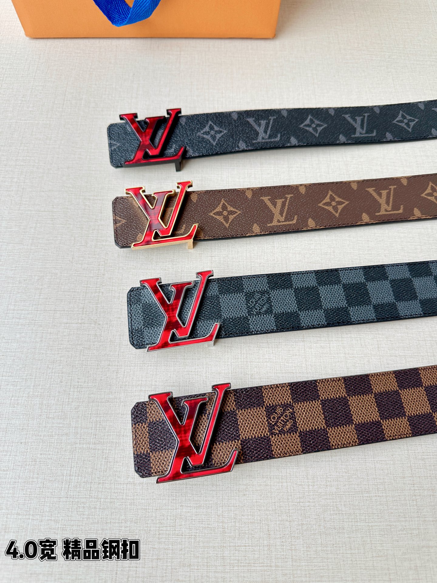 路易威登4.0cm宽版腰带，精品钢扣镶嵌酒红珐琅LV标识，双面工艺（经典老花涂层/细腻平纹皮革），荔枝纹