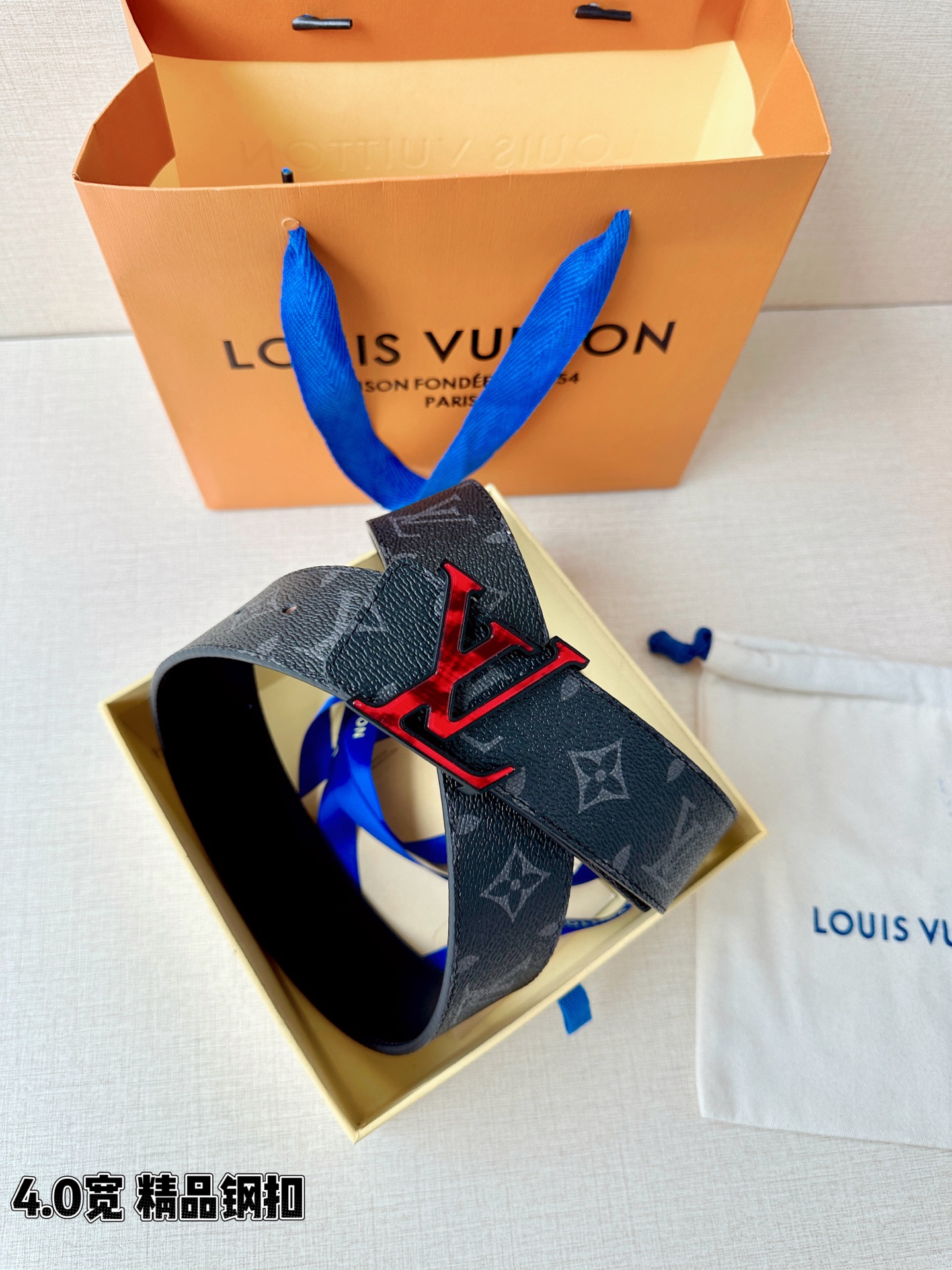 路易威登4.0cm宽版腰带，精品钢扣镶嵌酒红珐琅LV标识，双面工艺（经典老花涂层/细腻平纹皮革），荔枝纹