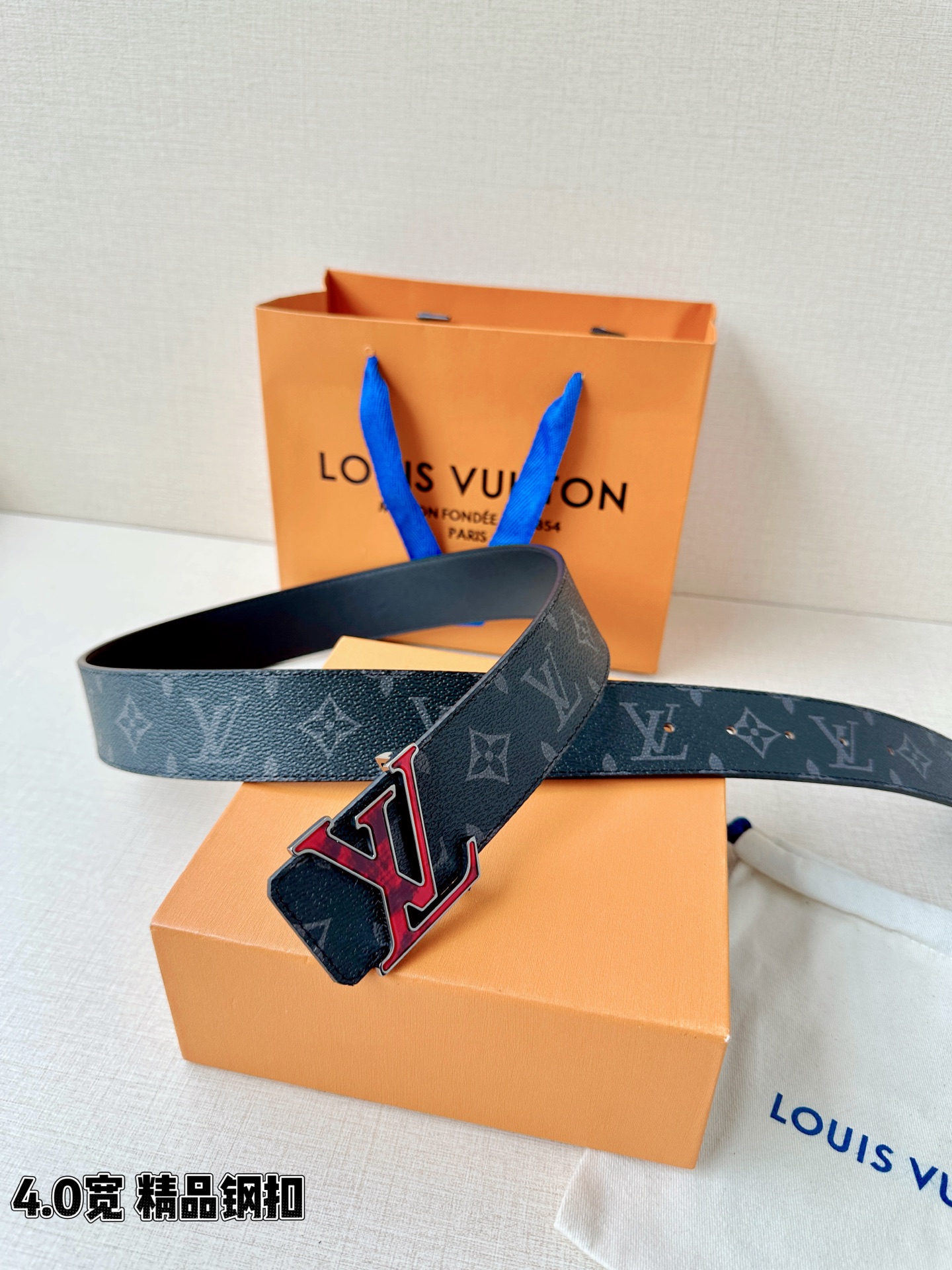 路易威登4.0cm宽版腰带，精品钢扣镶嵌酒红珐琅LV标识，双面工艺（经典老花涂层/细腻平纹皮革），荔枝纹