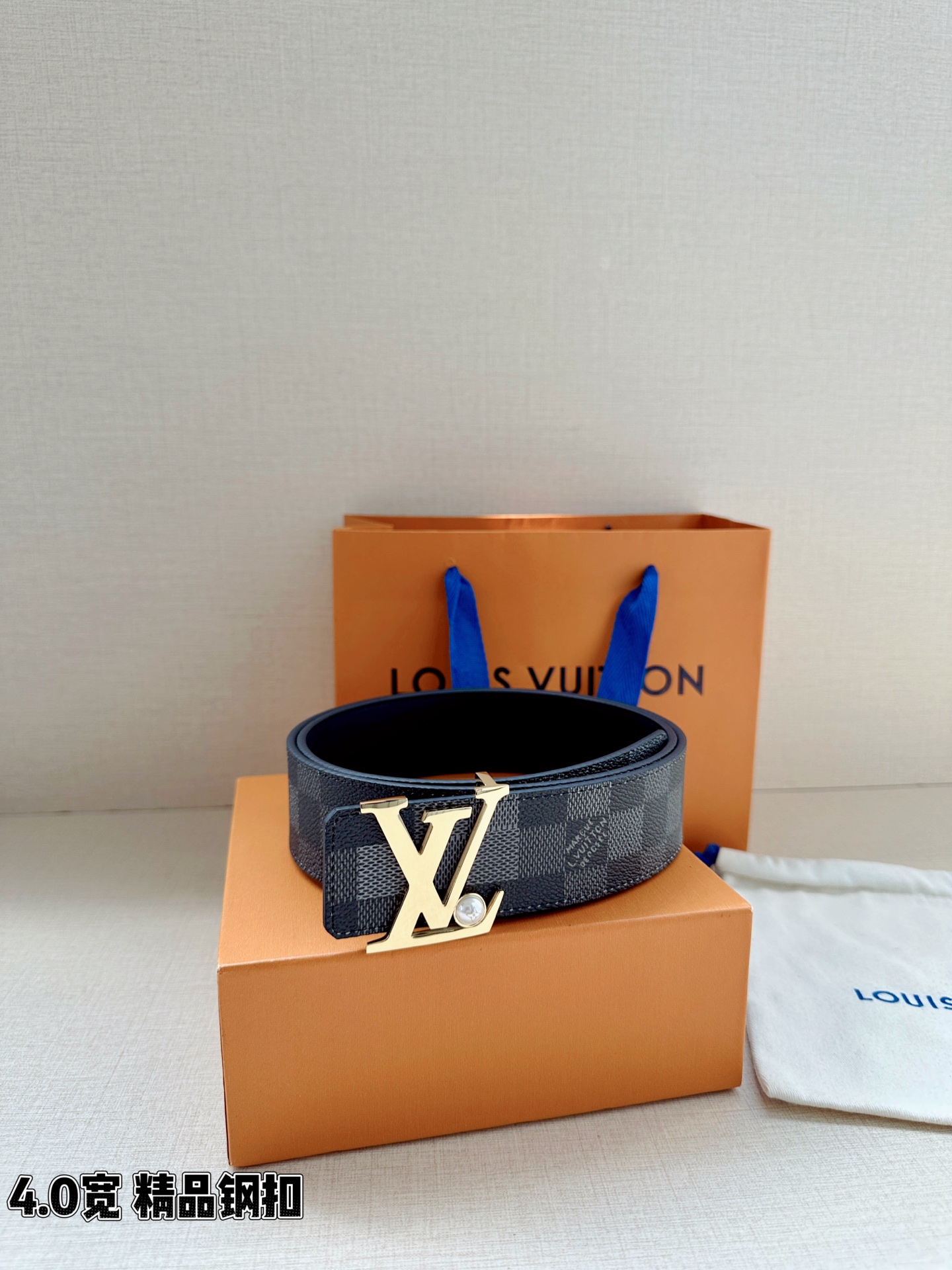 路易威登4.0cm格纹宽版腰带，精品钢扣镶嵌莹润珍珠点缀V字标识，深灰格纹肌理质感独特出众，双面皮革工艺