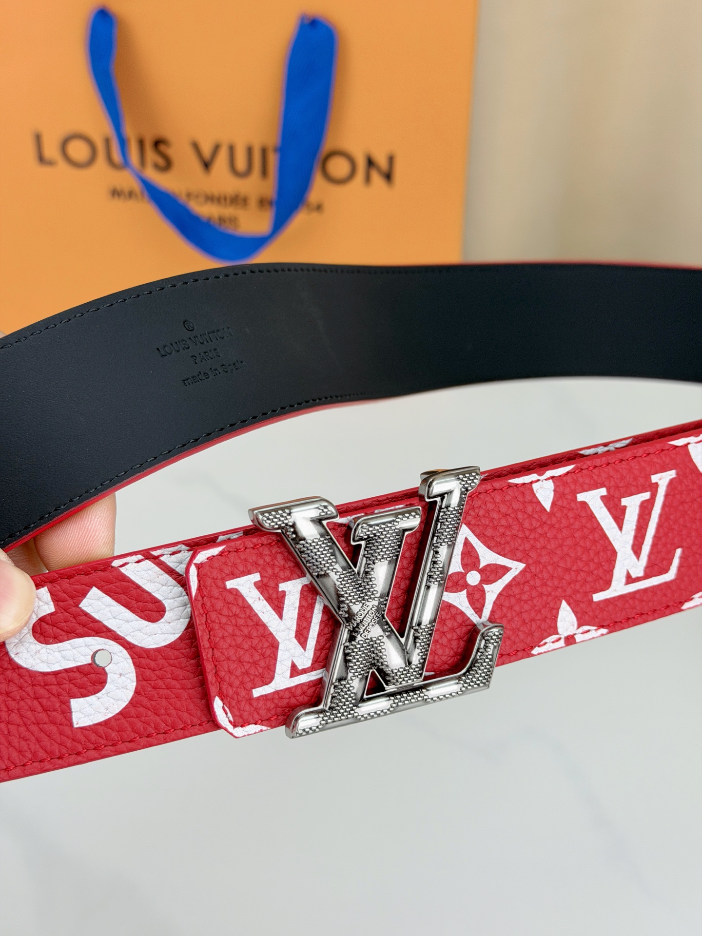 LV 4.0cm宽版红老花腰带，正红底色配白色Monogram亮眼吸睛，双面可用（红/黑）一腰两穿性价比