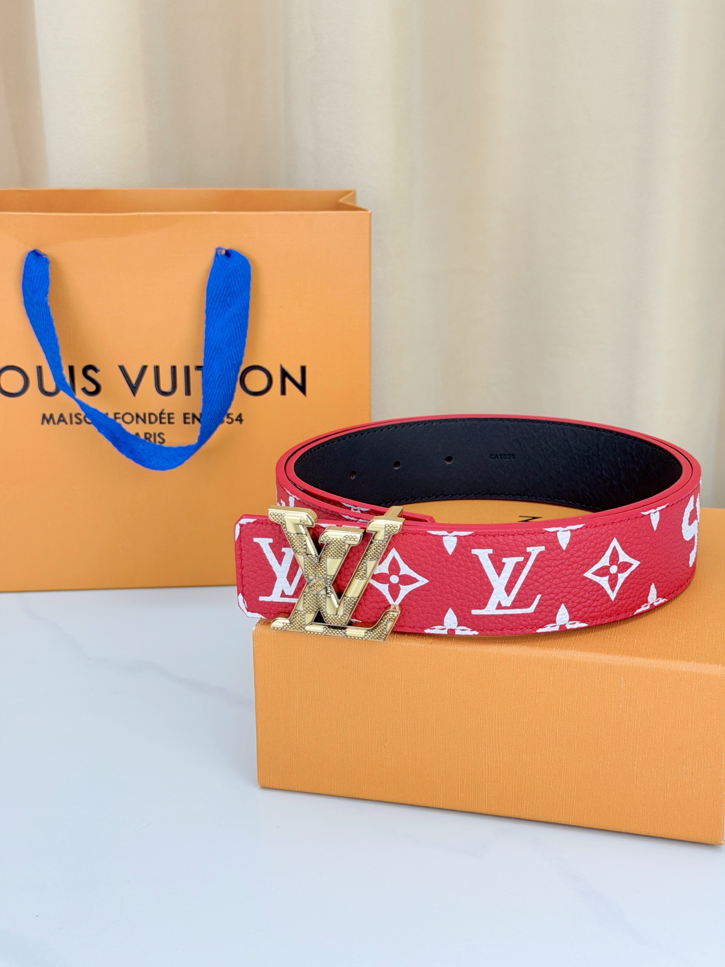 LV 4.0cm宽版红老花腰带，正红底色配白色Monogram亮眼吸睛，双面可用（红/黑）一腰两穿性价比
