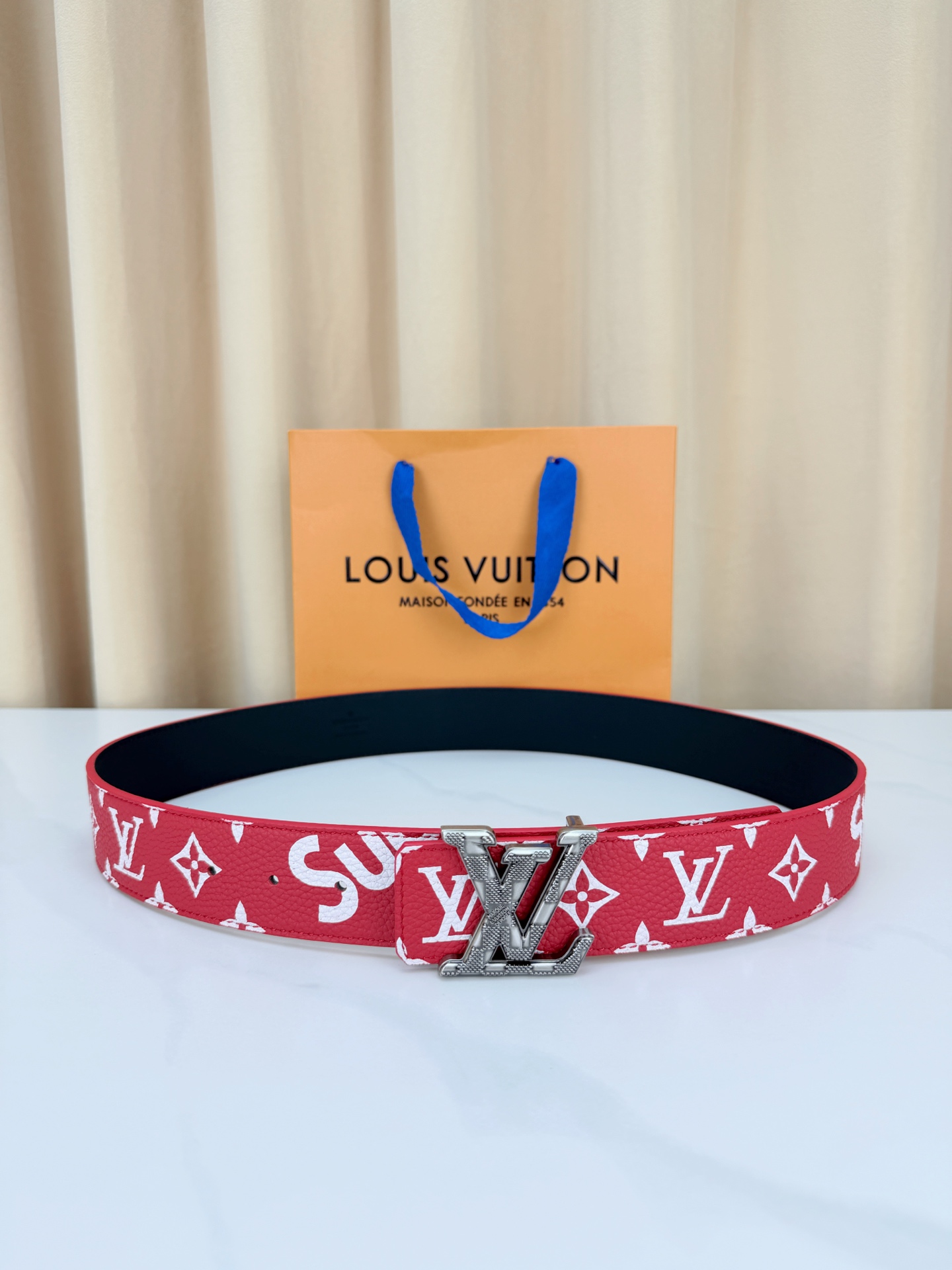 LV 4.0cm宽版红老花腰带，正红底色配白色Monogram亮眼吸睛，双面可用（红/黑）一腰两穿性价比