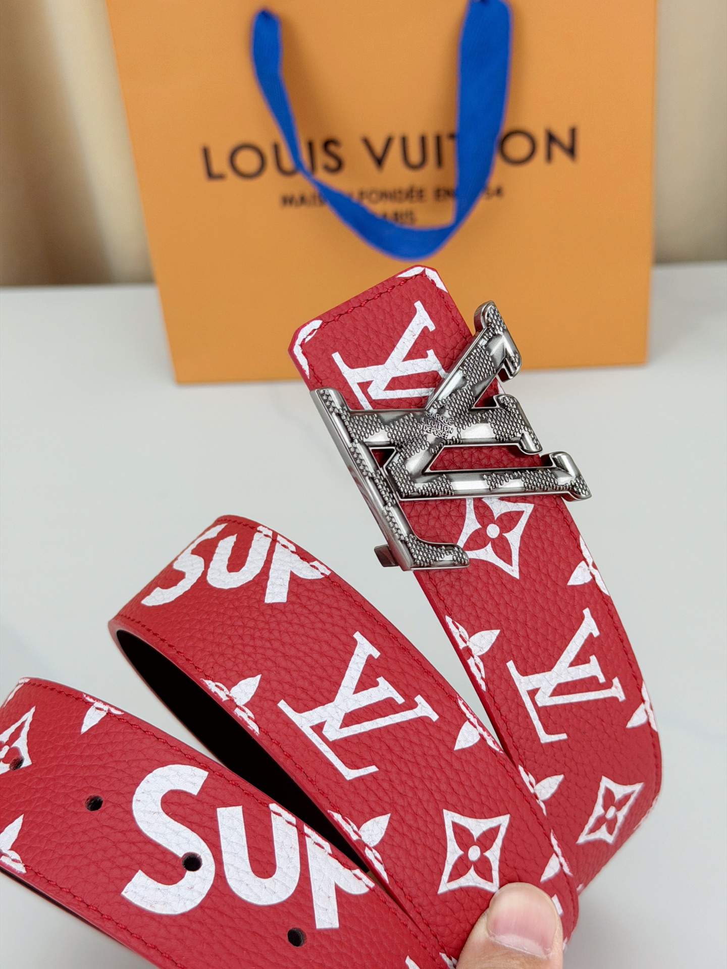LV 4.0cm宽版红老花腰带，正红底色配白色Monogram亮眼吸睛，双面可用（红/黑）一腰两穿性价比