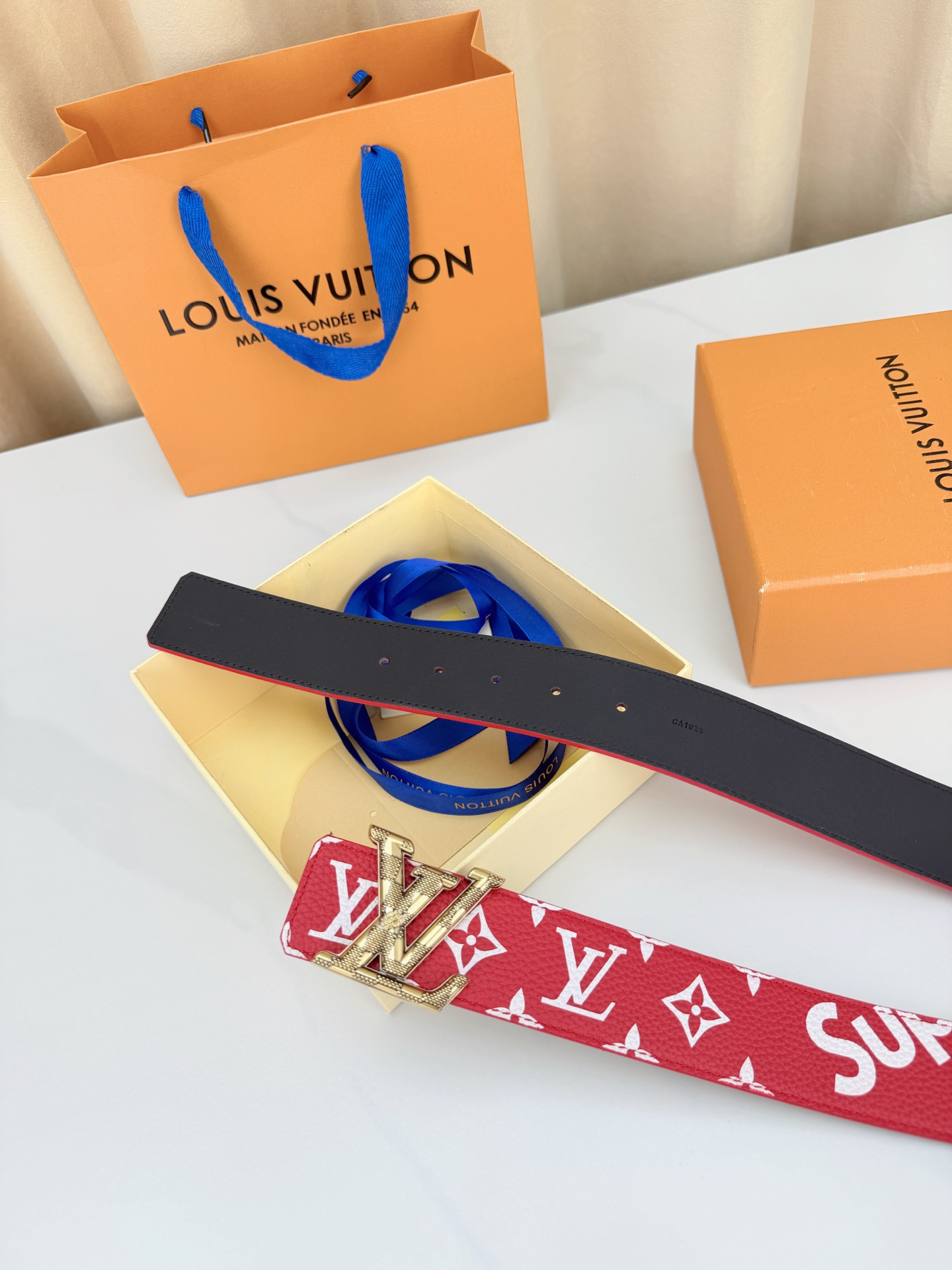 LV 4.0cm宽版红老花腰带，正红底色配白色Monogram亮眼吸睛，双面可用（红/黑）一腰两穿性价比