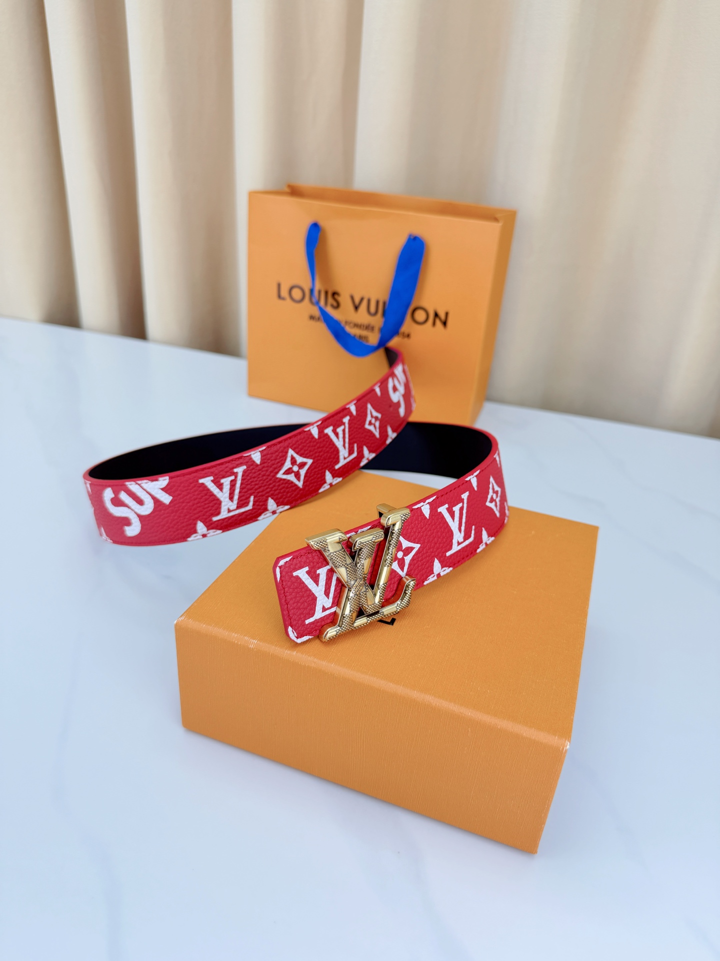 LV 4.0cm宽版红老花腰带，正红底色配白色Monogram亮眼吸睛，双面可用（红/黑）一腰两穿性价比