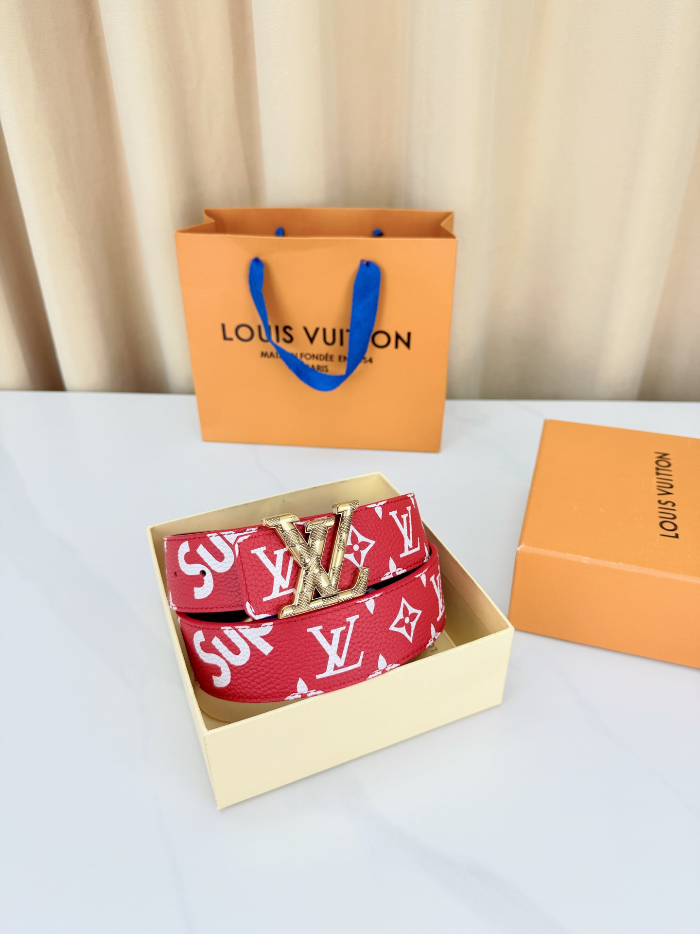 LV 4.0cm宽版红老花腰带，正红底色配白色Monogram亮眼吸睛，双面可用（红/黑）一腰两穿性价比