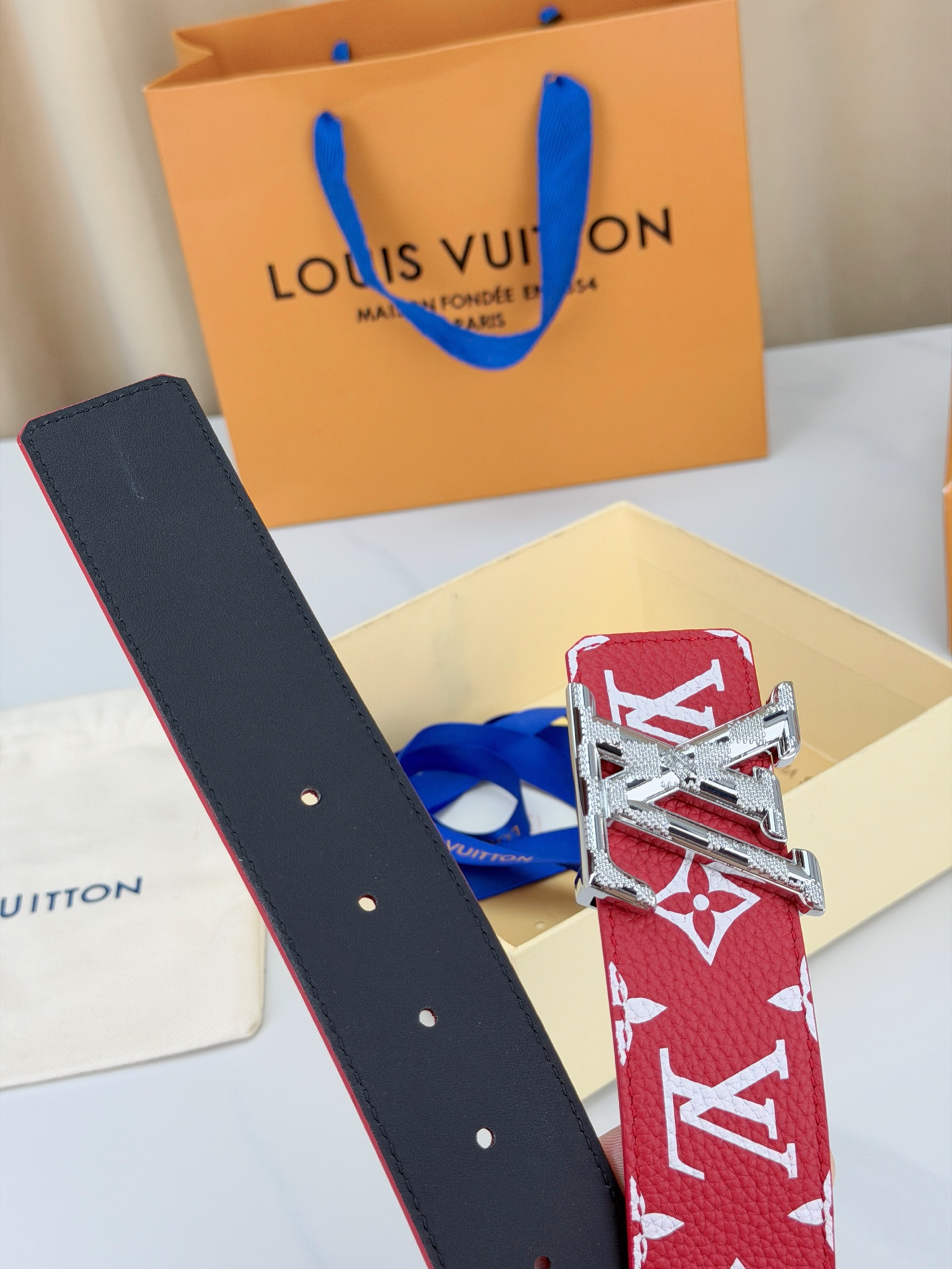 LV 4.0cm宽版红老花腰带，正红底色配白色Monogram亮眼吸睛，双面可用（红/黑）一腰两穿性价比