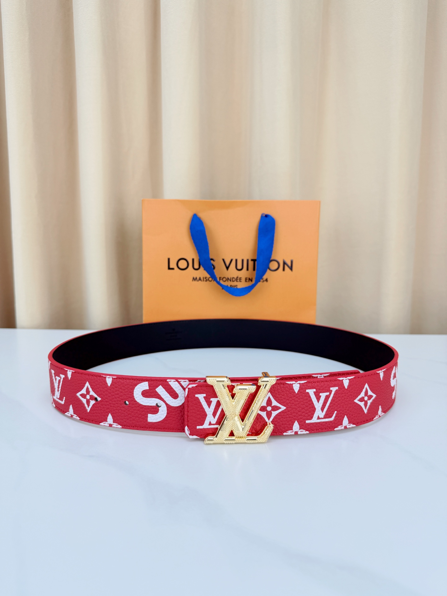 LV 4.0cm宽版红老花腰带，正红底色配白色Monogram亮眼吸睛，双面可用（红/黑）一腰两穿性价比