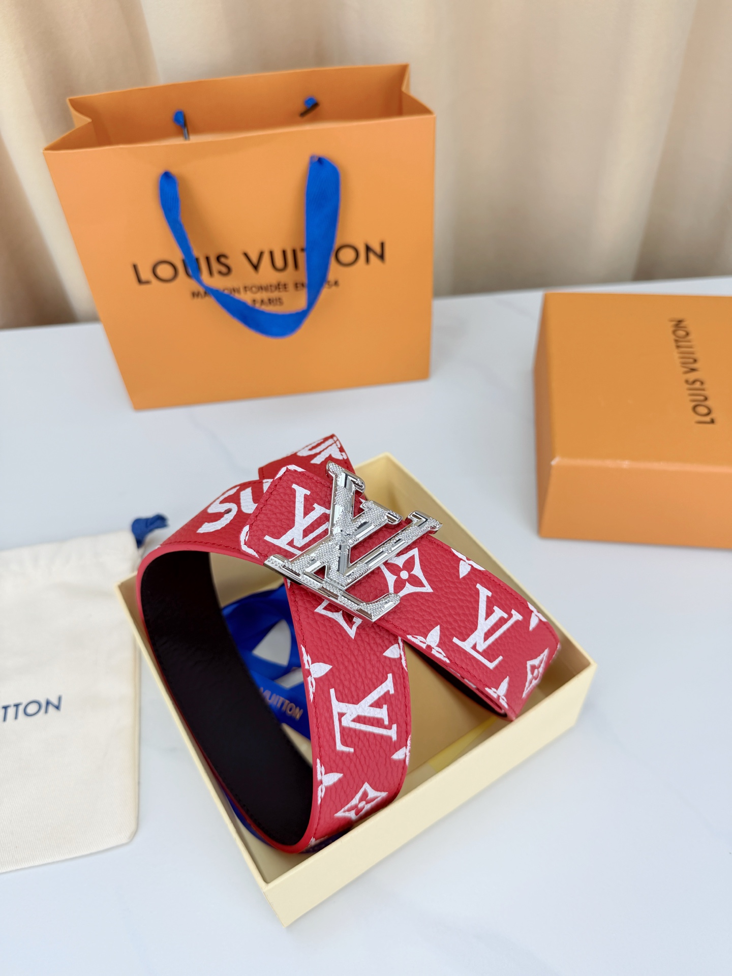LV 4.0cm宽版红老花腰带，正红底色配白色Monogram亮眼吸睛，双面可用（红/黑）一腰两穿性价比
