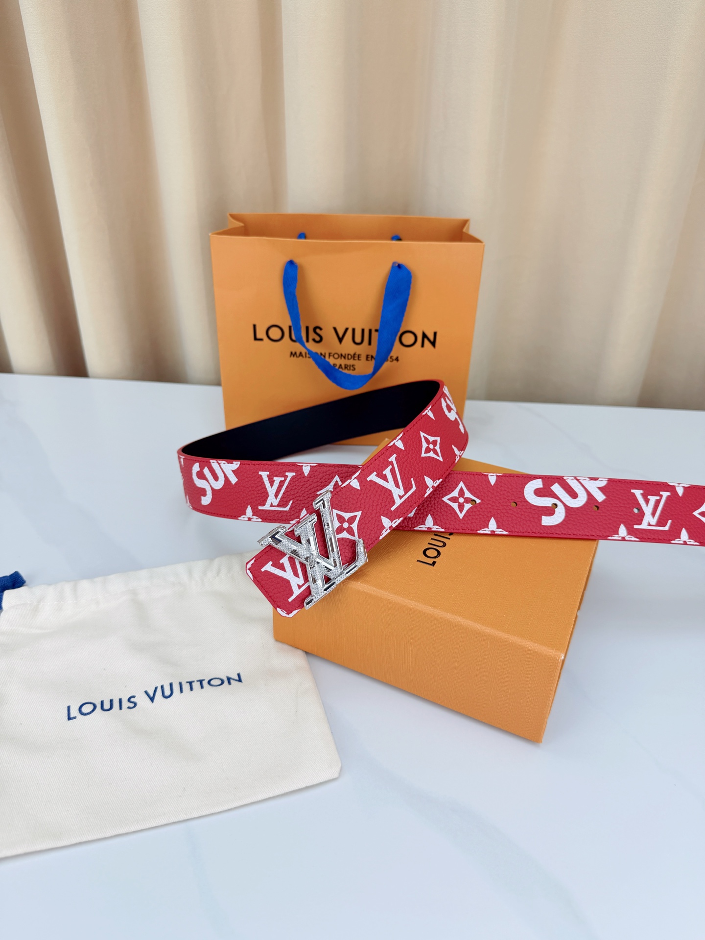 LV 4.0cm宽版红老花腰带，正红底色配白色Monogram亮眼吸睛，双面可用（红/黑）一腰两穿性价比